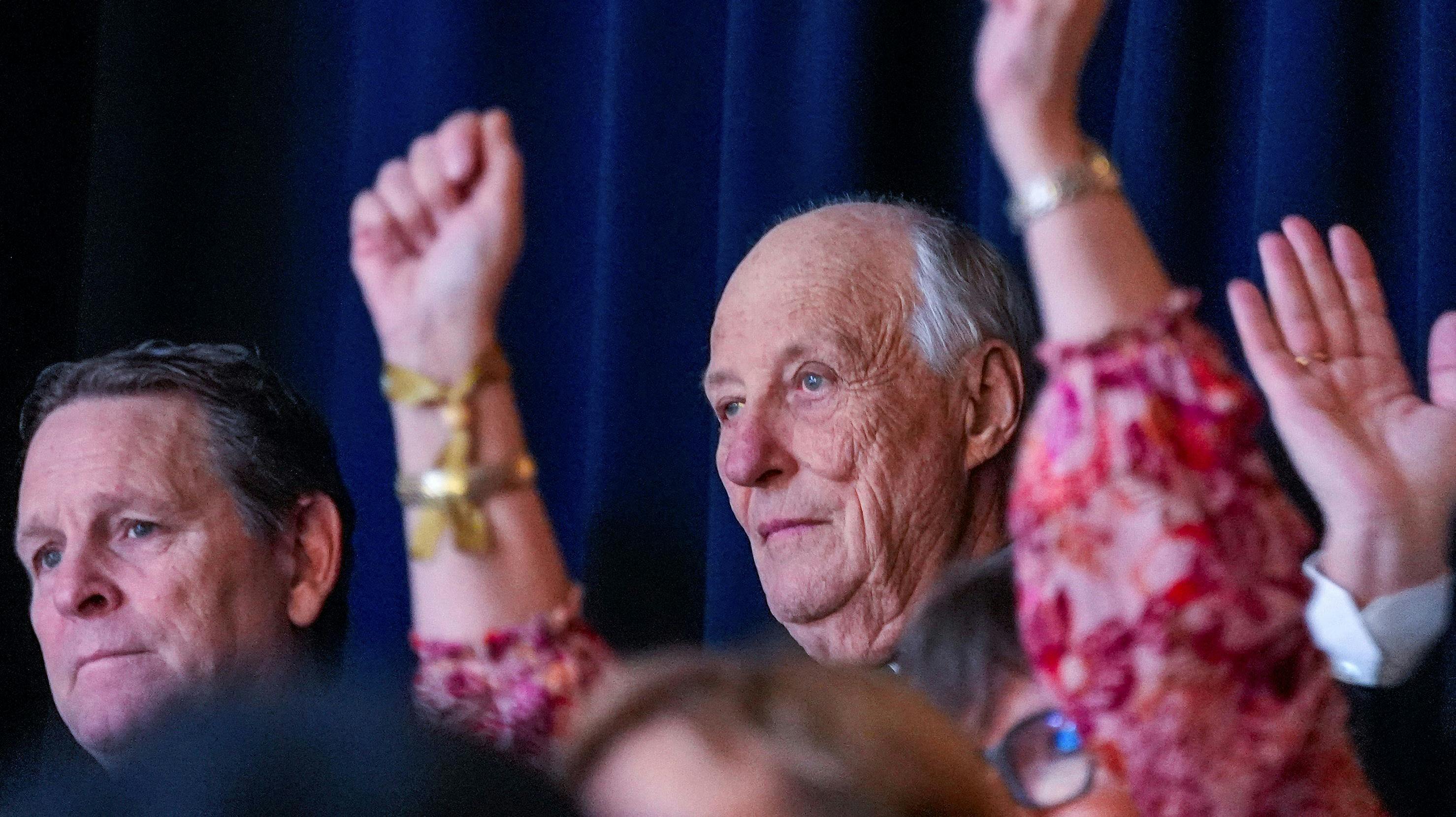 Kong Harald med Erik Langerud, der er generalsekretær i Norges Håndballforbund.