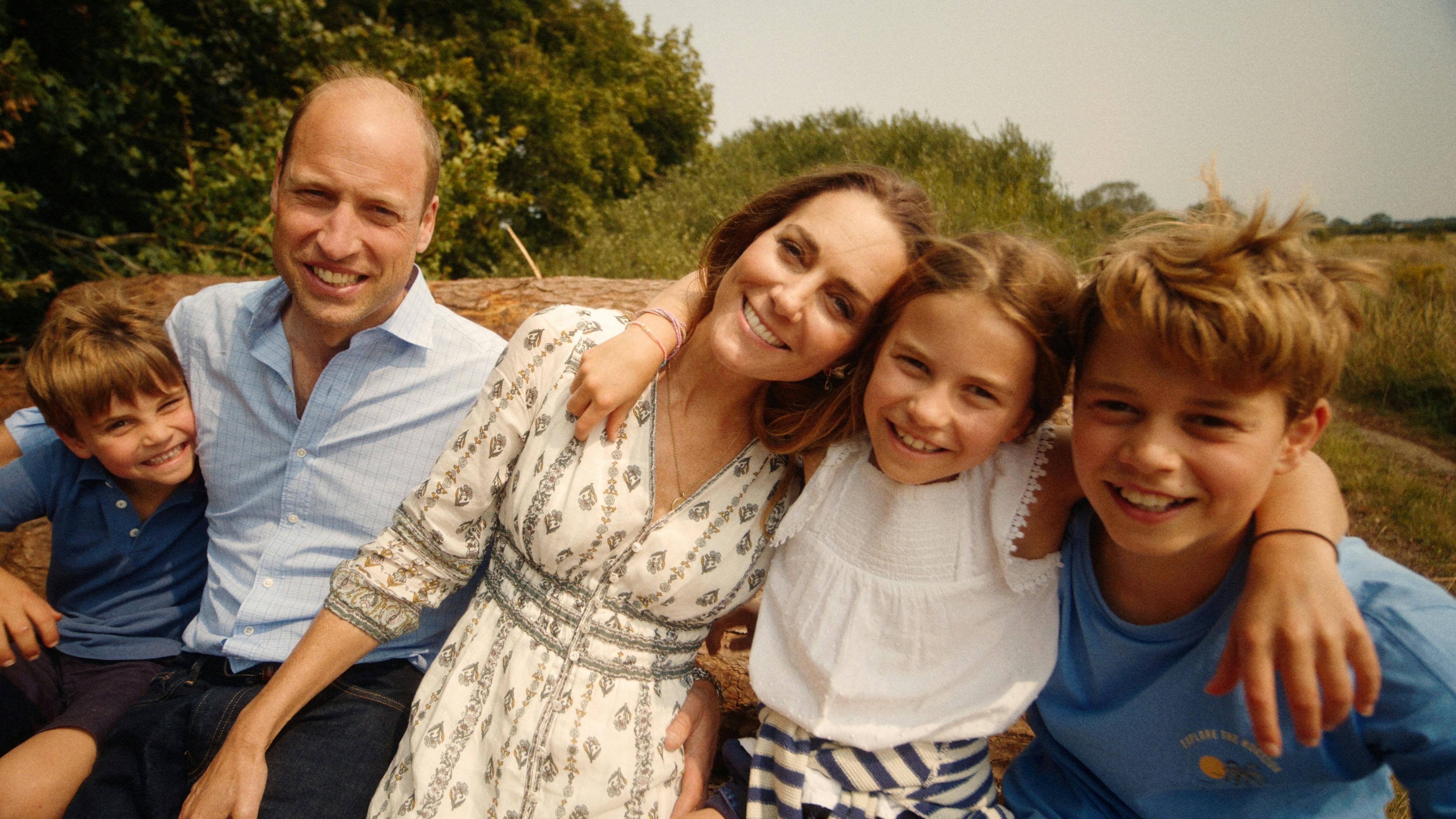 Prins Louis, prins William, prinsesse Kate, prinsesse Charlotte og prins George.