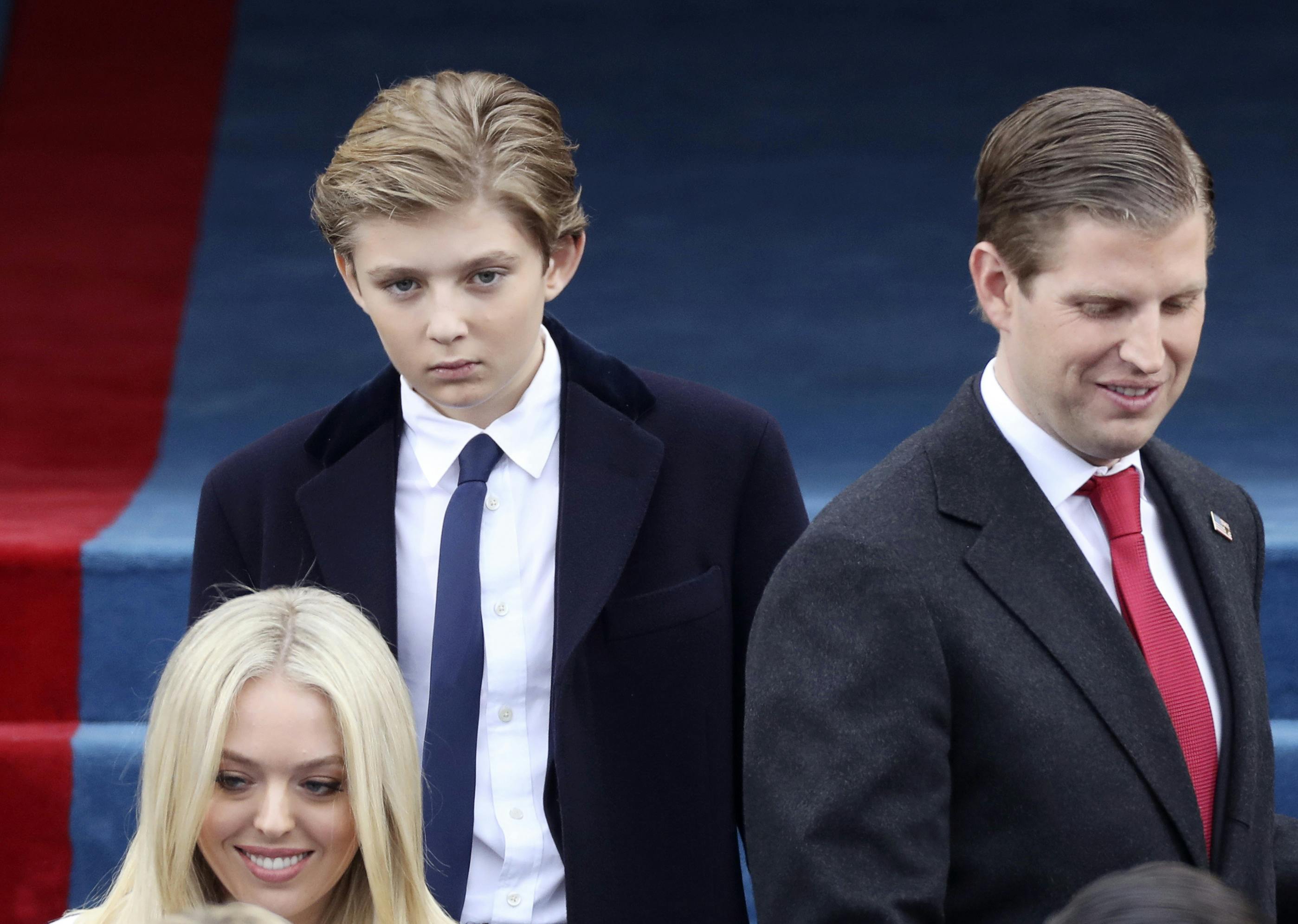 Barron Trump ankommer til indsættelsesceremonien i 2017.