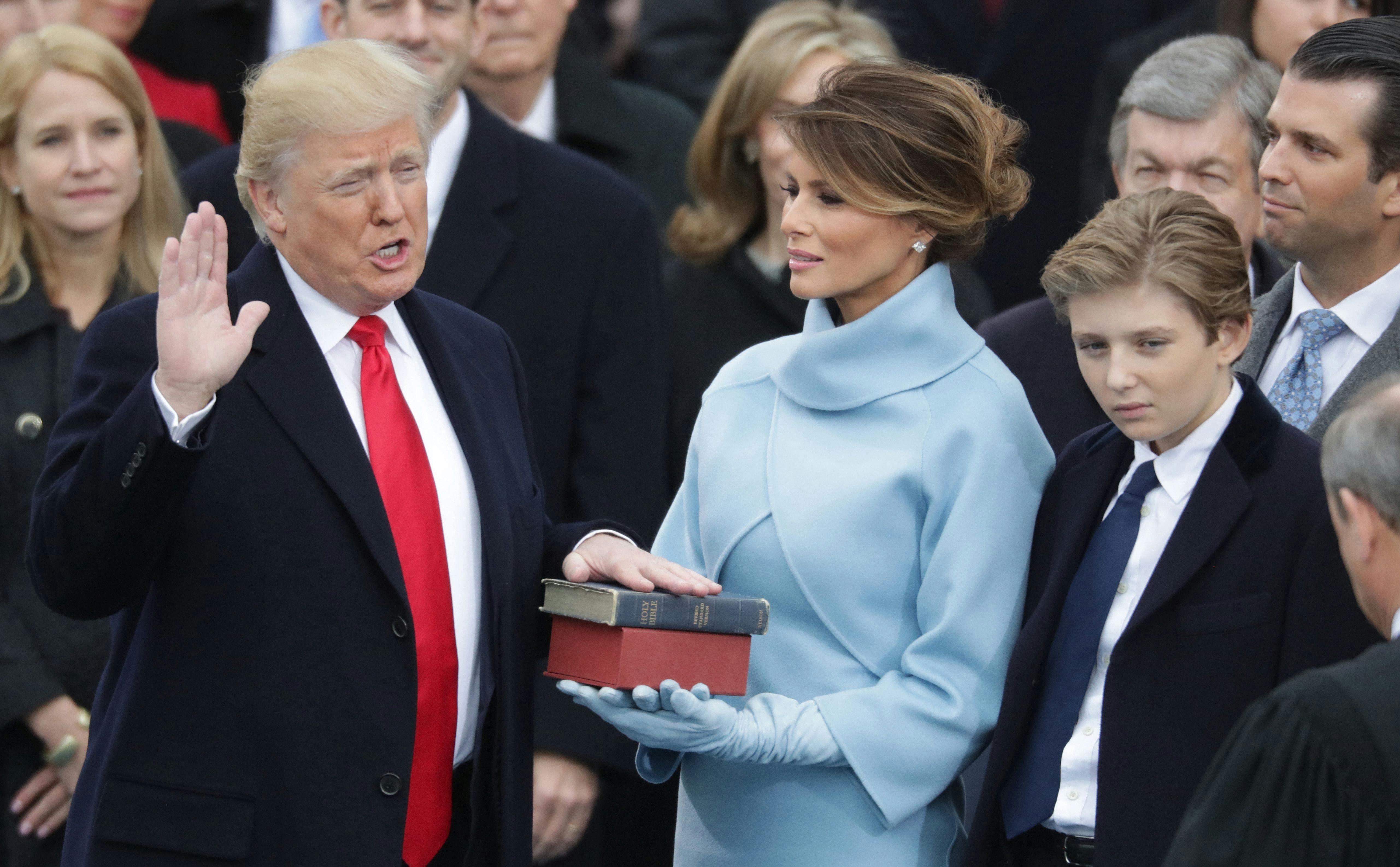 Barron Trump sammen med Melania Trump og Donald Trump i 2017.