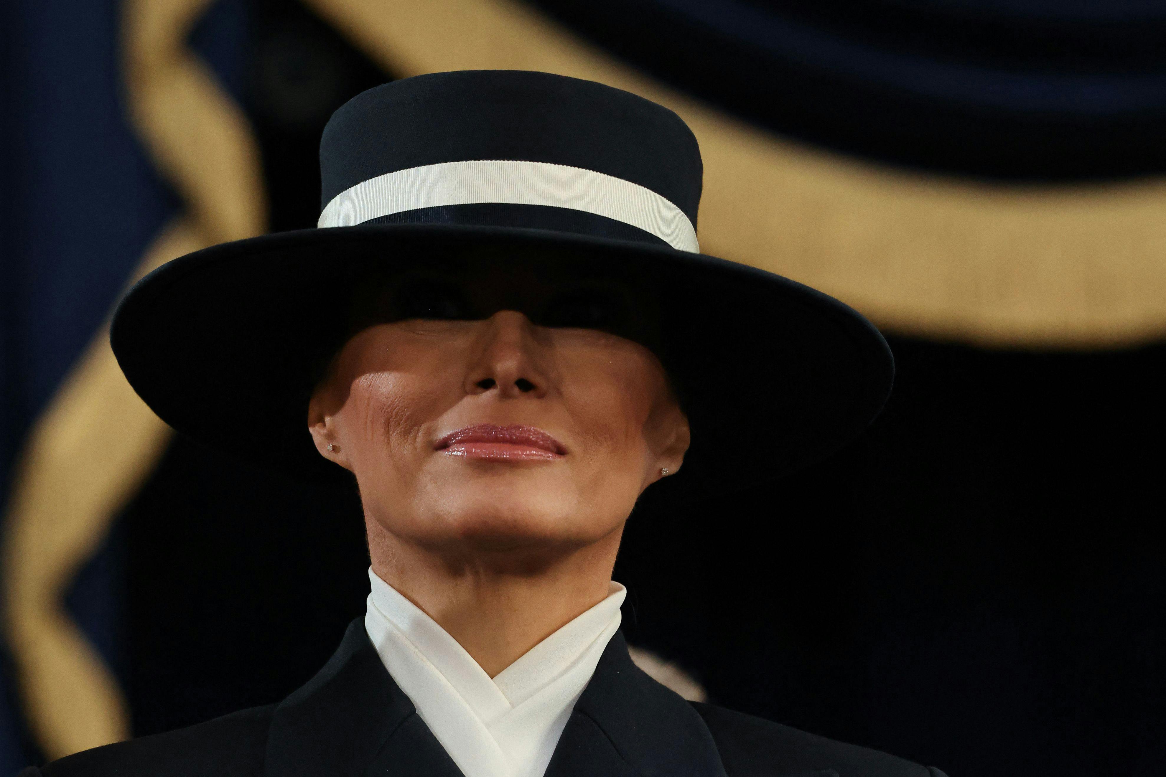 Hatten gør det umuligt at se Melania Trumps øjne. 