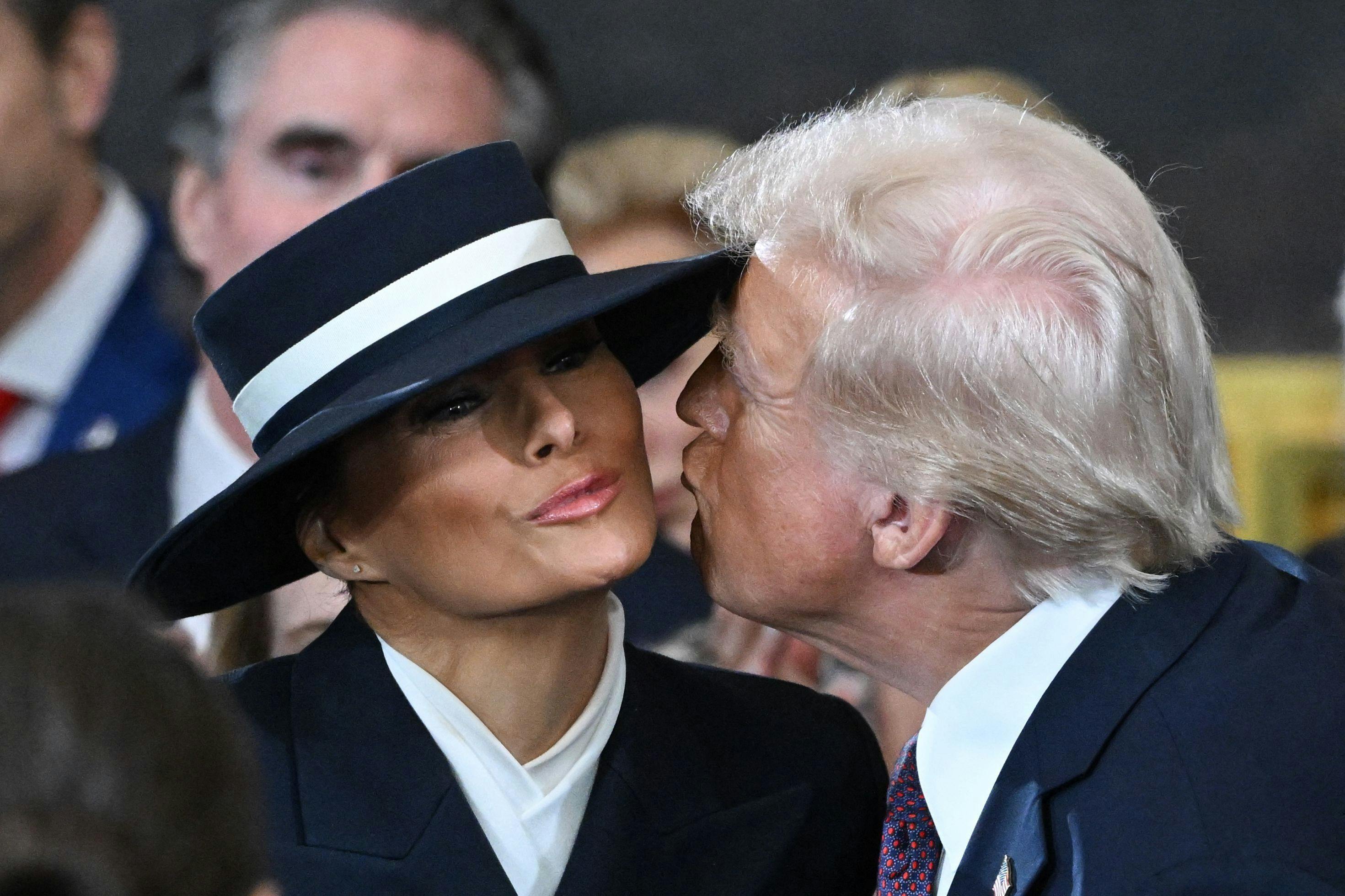 Melania Trumps hat satte en stopper for kindkysset. 