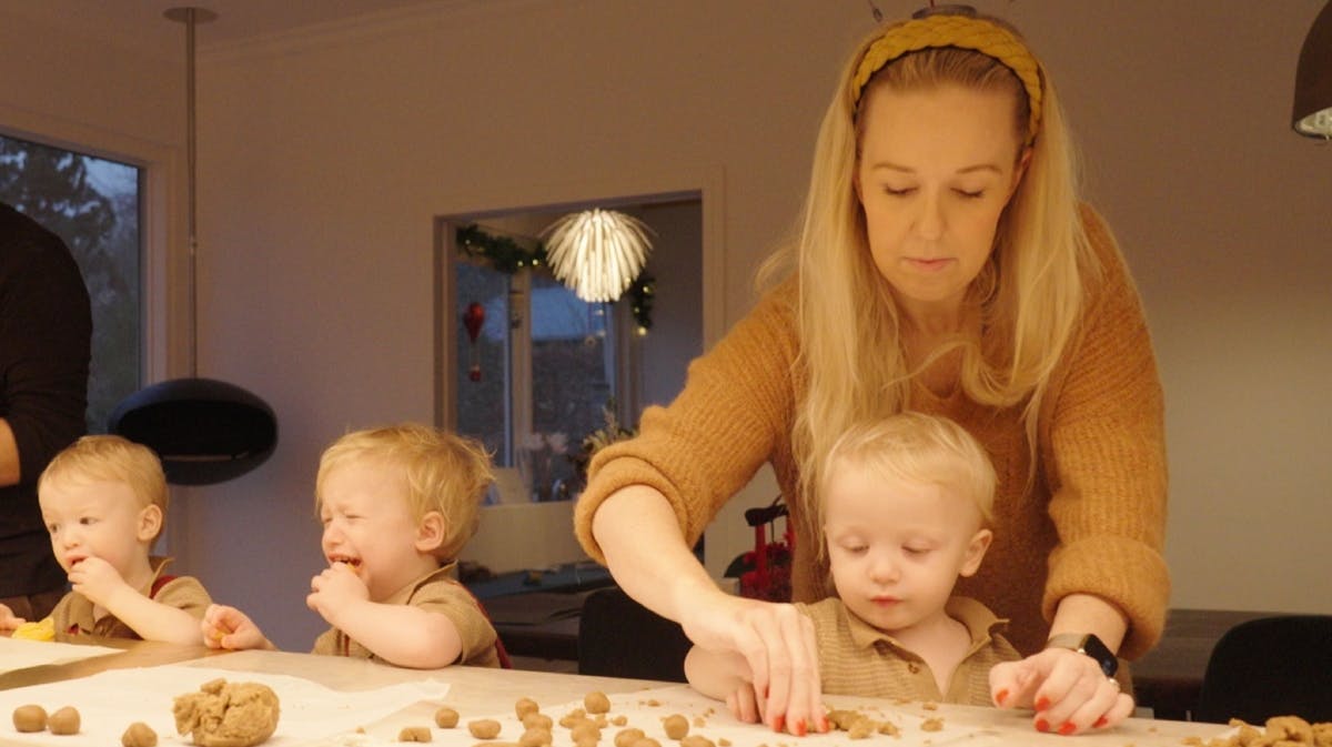 Michella Meier Morsi med sine trillinger.