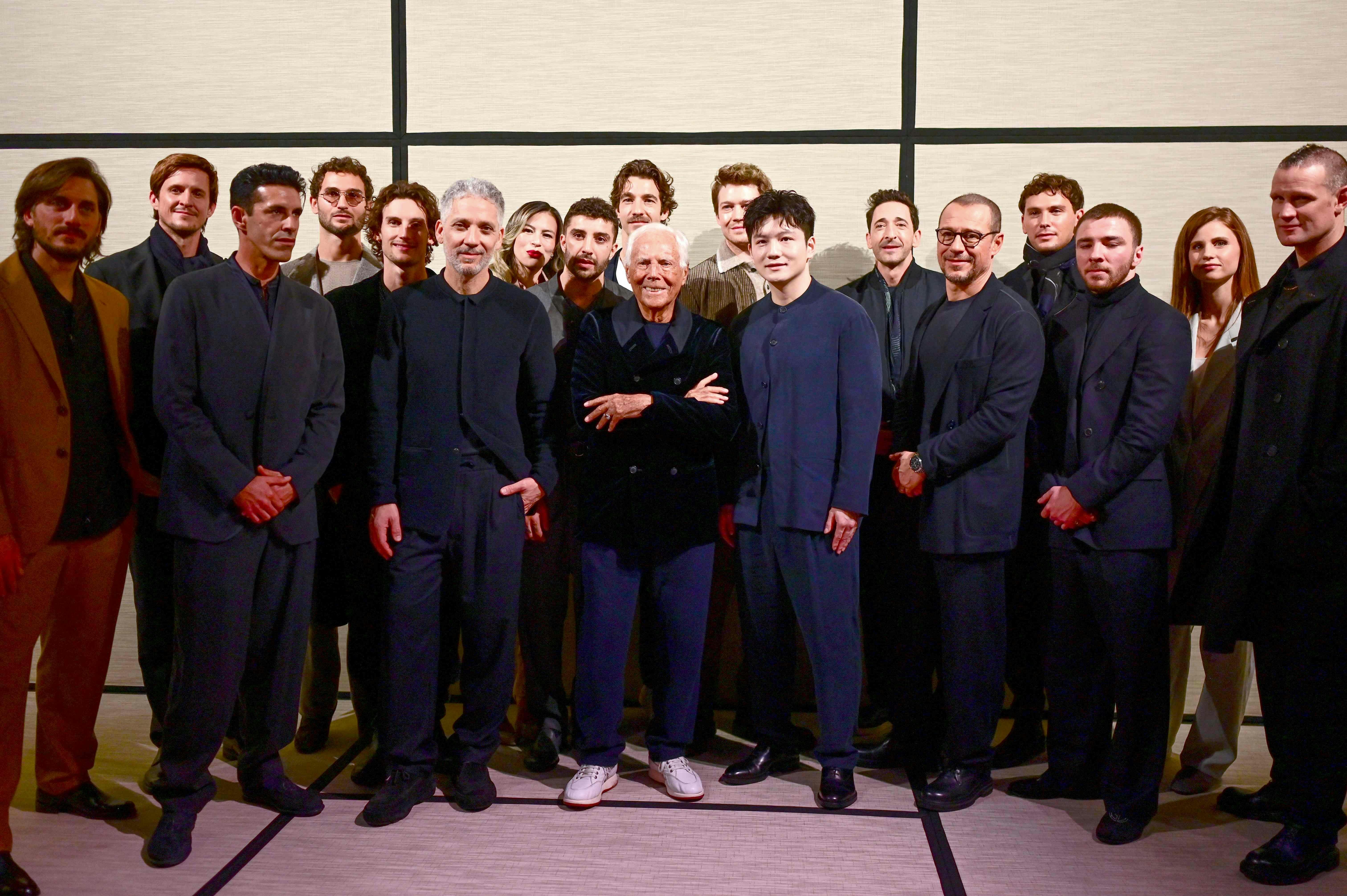 Designer Giorgio Armani poserer med Adrien Brody, Joe Alwyn, Rocco Ritchie (nummer tre fra højre), Matt Smith.