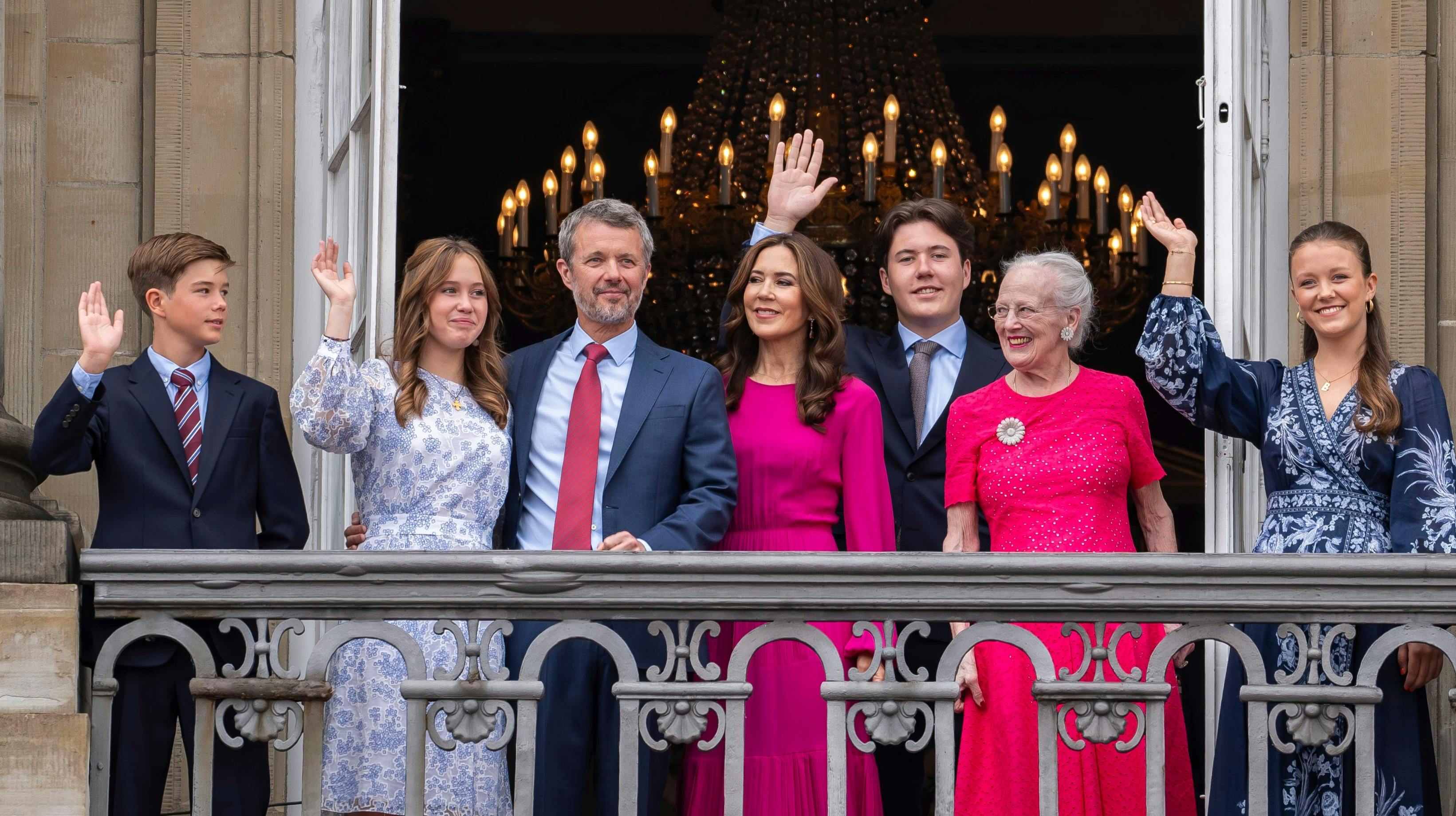 Familien på balkonen.