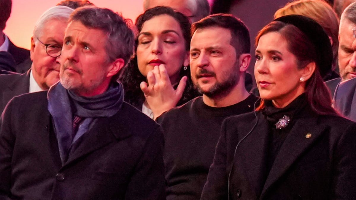 Kong Frederik og dronning Mary på første række under mindeceremonien. 