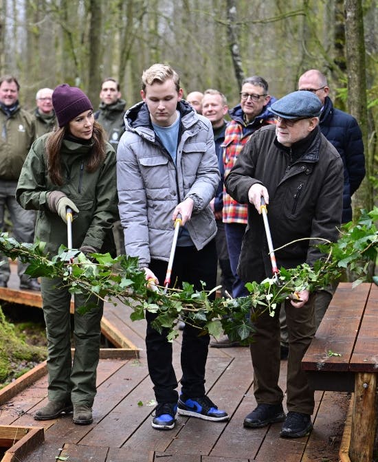 Mary klipper snoren sammen med Oliver Kræmmer Christensen og Bjarne Ego Jørgensen. 