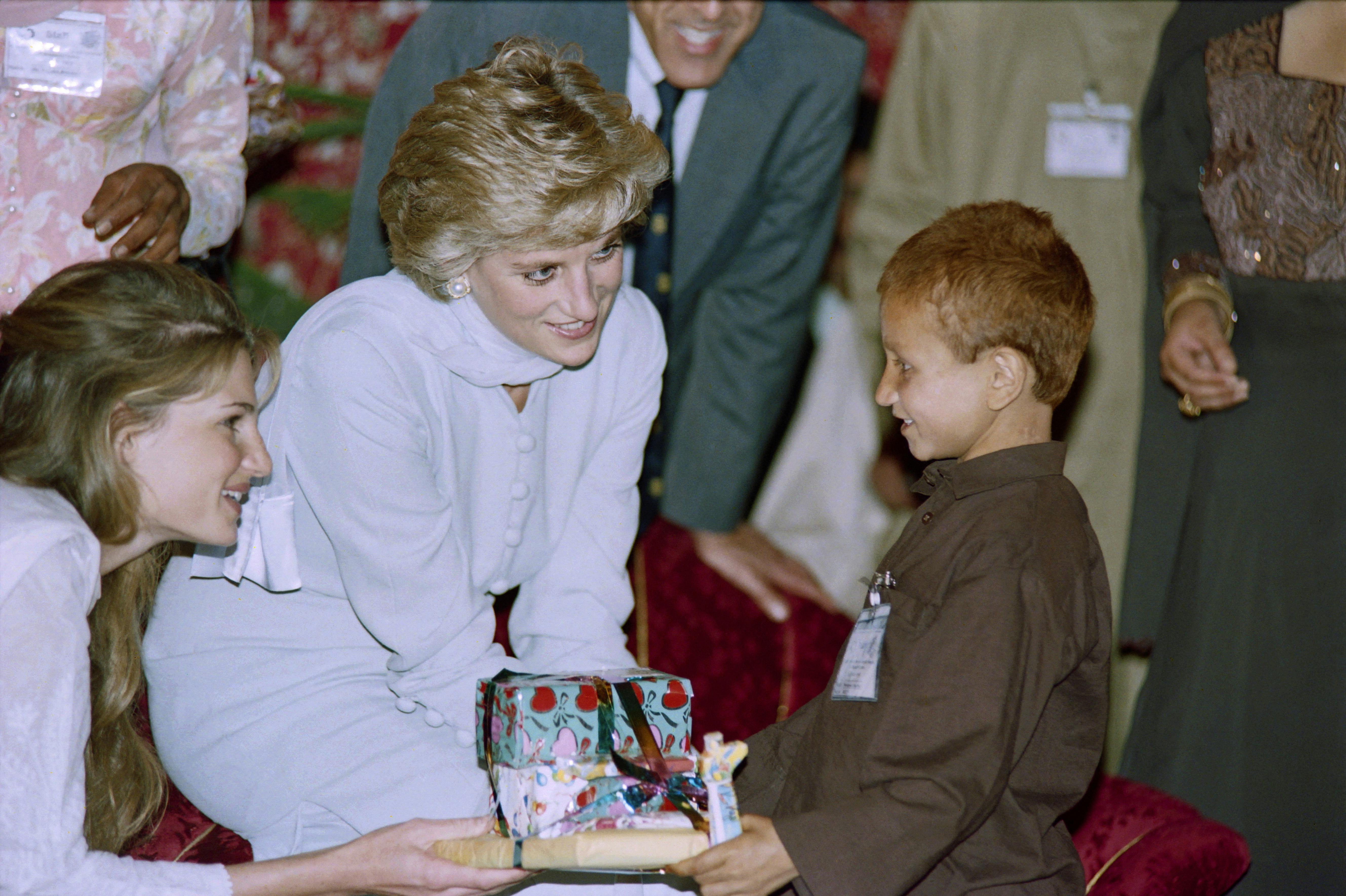 Her ses prinsesse Diana, da hun besøgte Khanum memorial cancer hospital i1996.