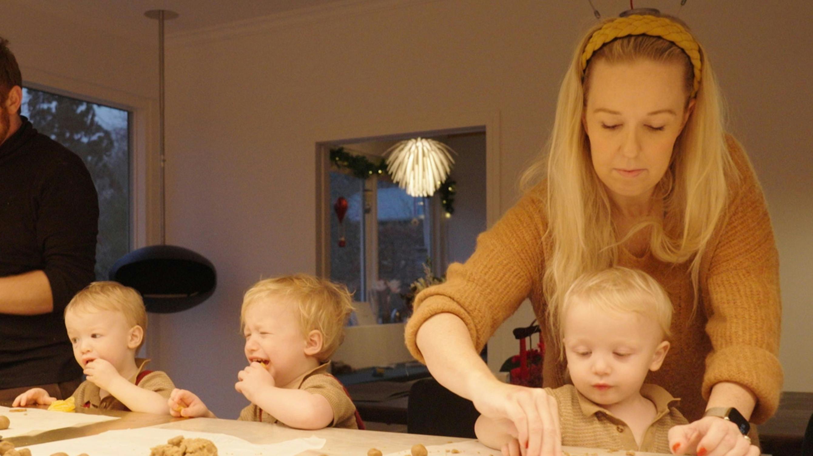 Michella Meier-Morsi med sine trillinger. 