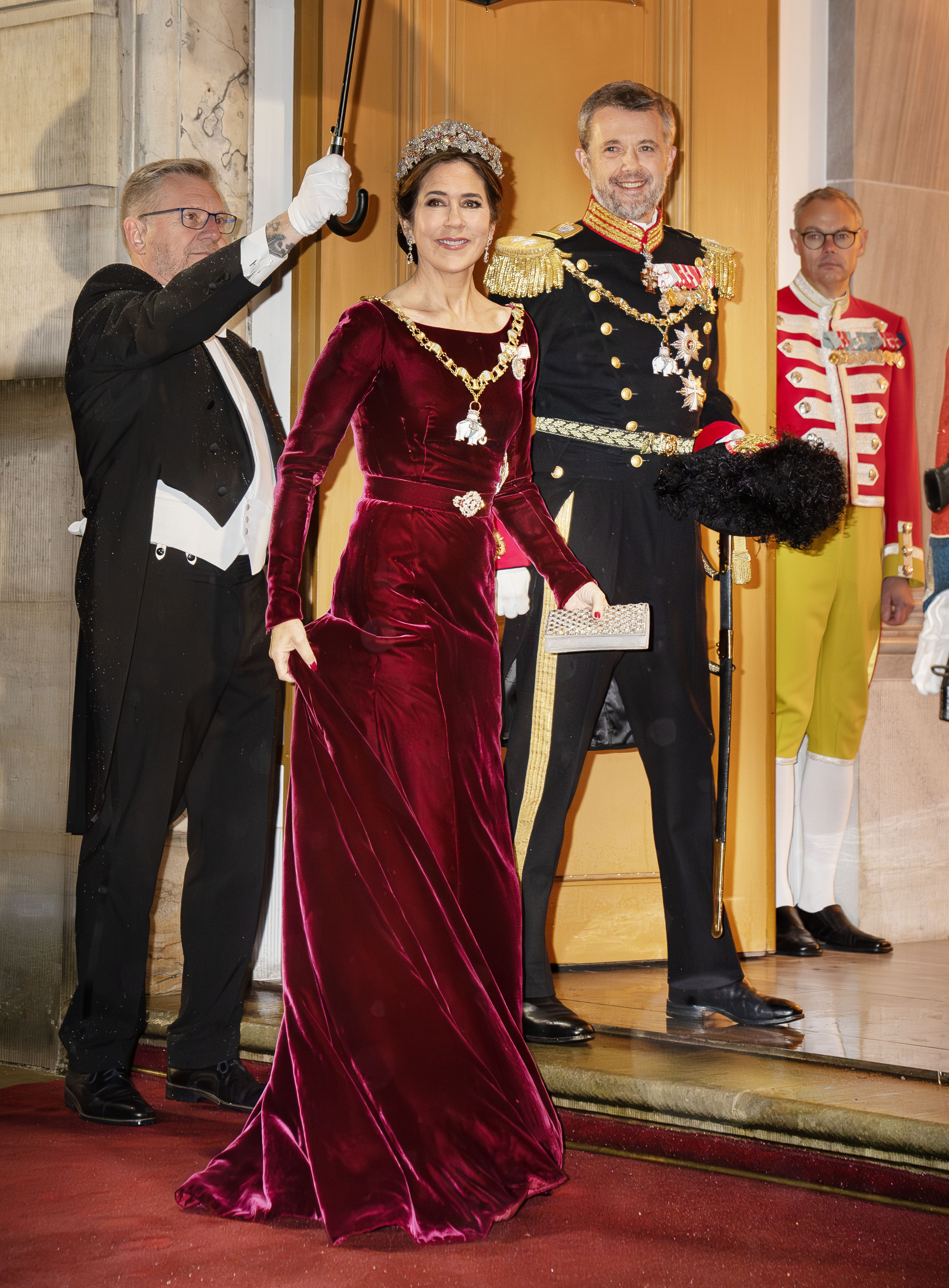 Kan ikke få nok af den: Denne her af dronning Marys kjoler bliver ved ...