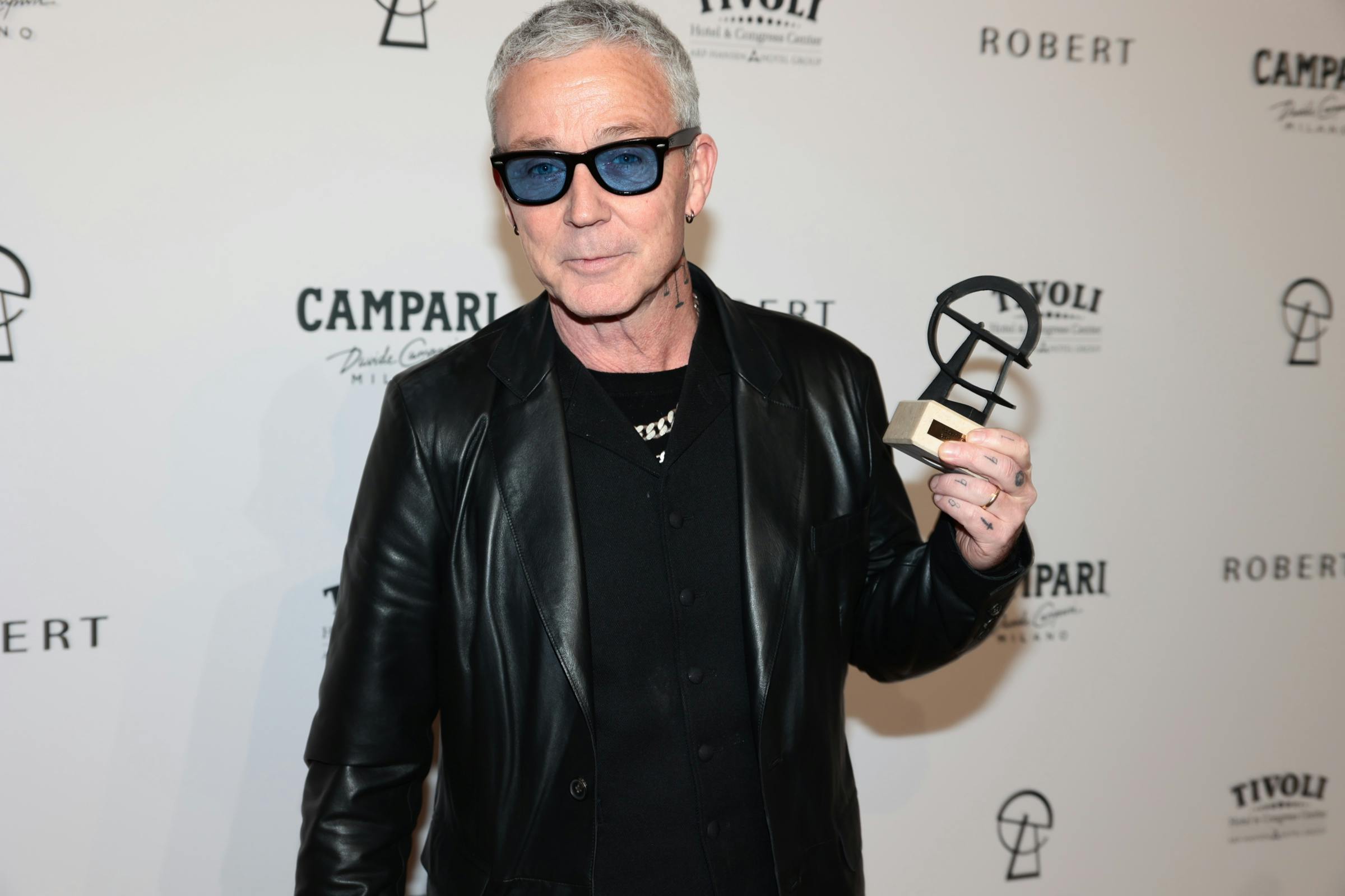 Thomas Helmig med sin pris.