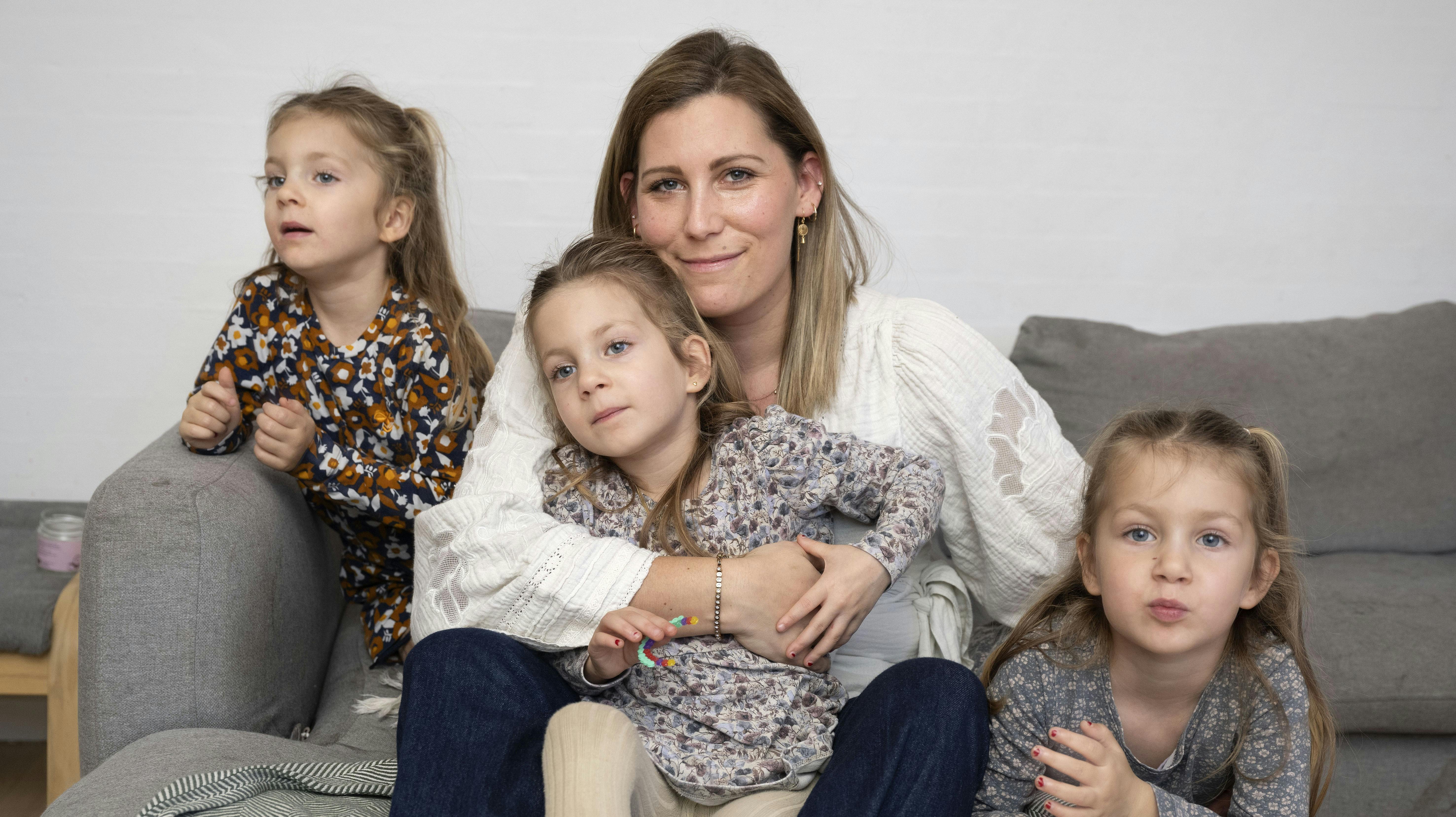 Trillingemoderen Anna fra DR-programmet "Tillykke, I skal have trillinger" med de tre trillinger, Ida, Rosa og Clara. 