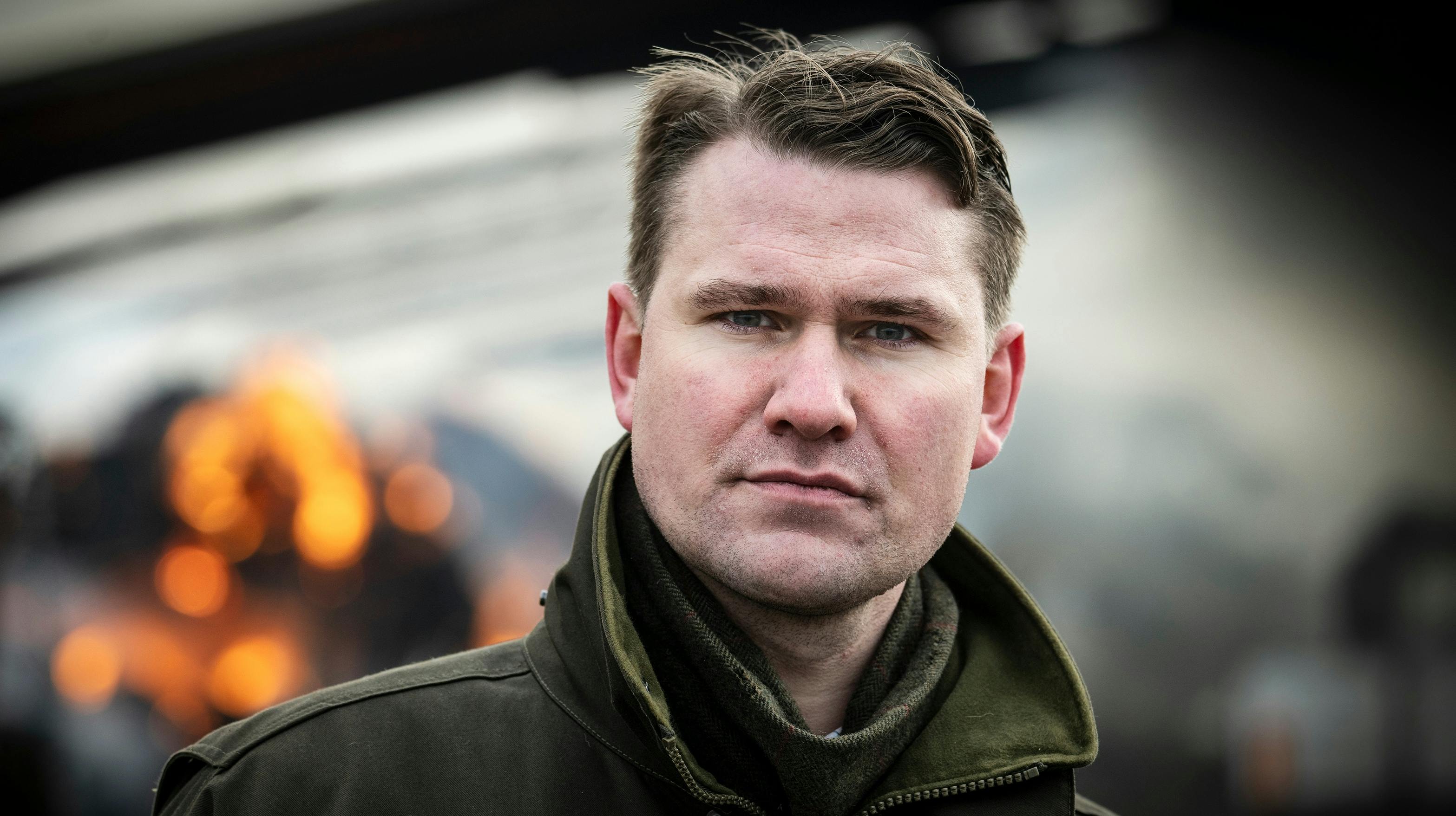 Alexander Stig Gamborg foran sit brændende gods.