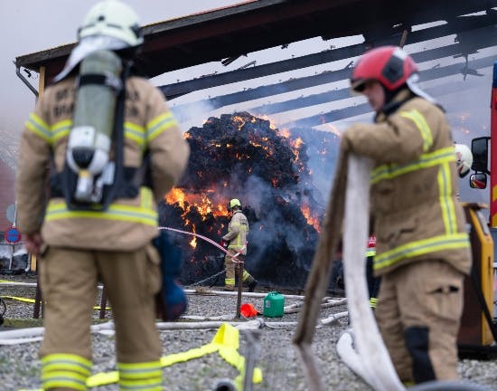 Brandfolk kæmper med ilden på Møllerup Gods.