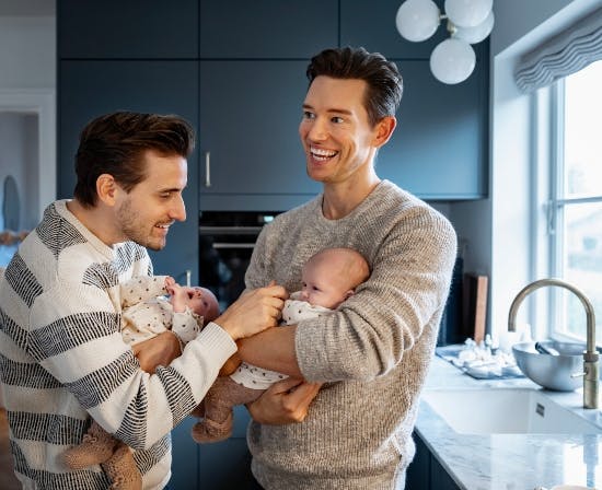 Morten Kjeldgaard og Frederik Haun med tvillingerne Emma og Nora.