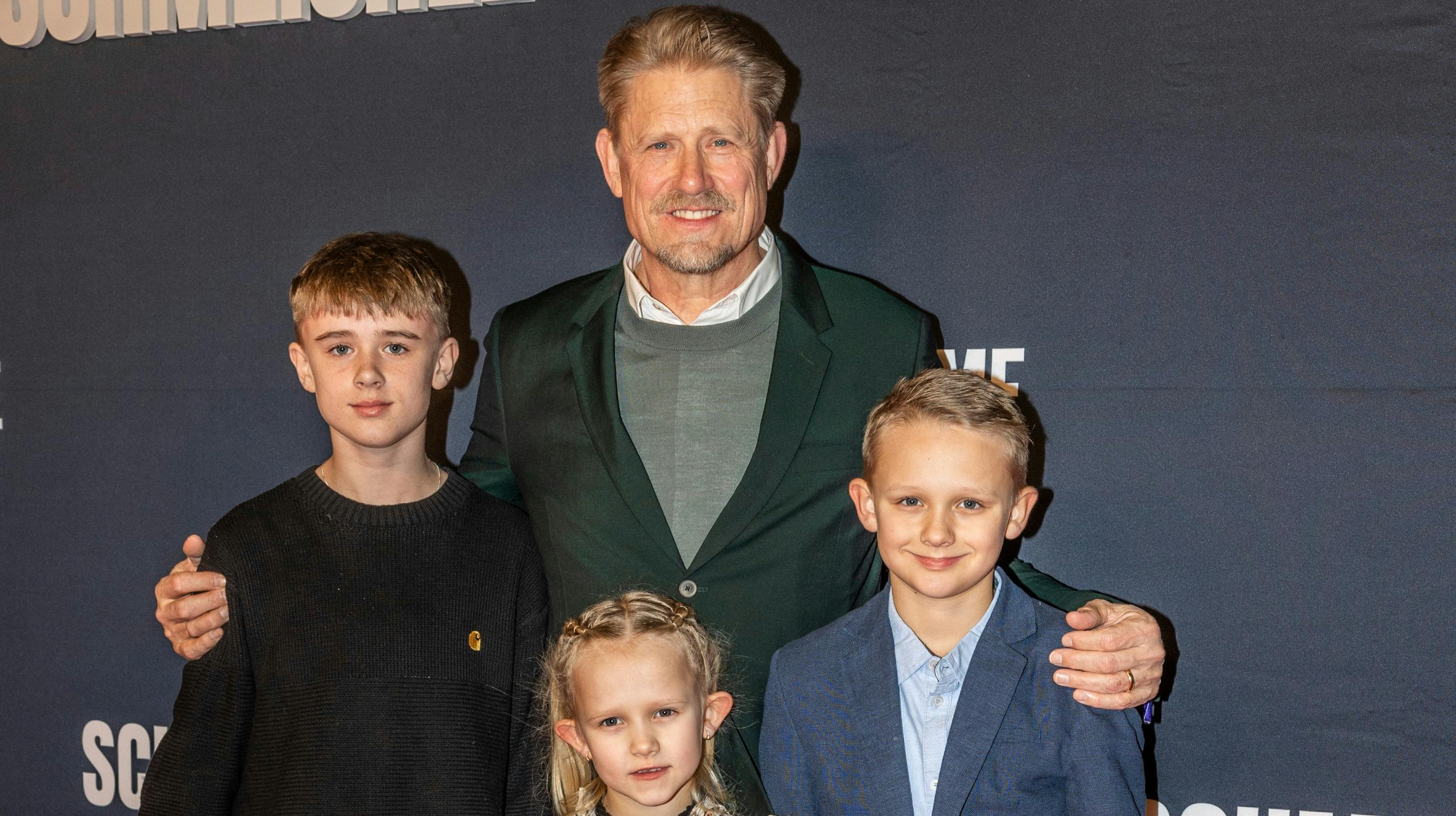 Peter Schmeichel med Max, Sofie og Noah. 