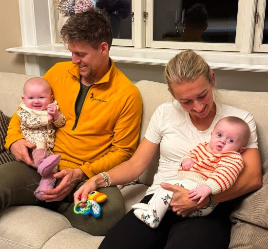 Nanna Brandt og hendes mand Frederik med tvillingerne Emma og Nora.