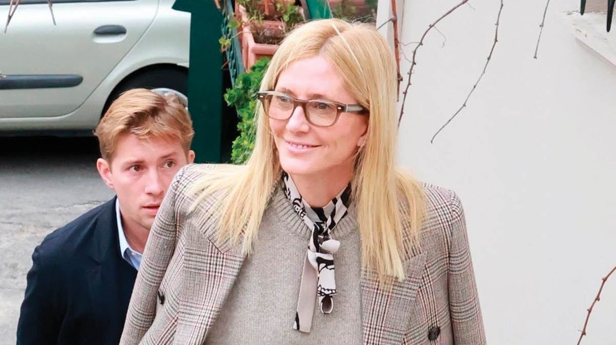 Marie-Chantal til generalprøve i Athen. I baggrunden sønnen Konstantin-Alexios. 