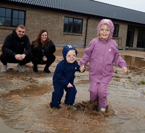 Nalina og Noor i januar 2023 foran familiens nye hus i Benløse.