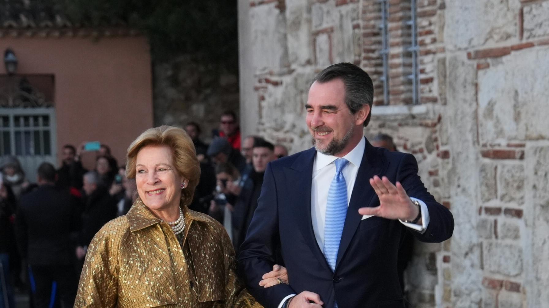 Dronning Anne-Marie med sin søn, Nikolaos, på vej til bryllup