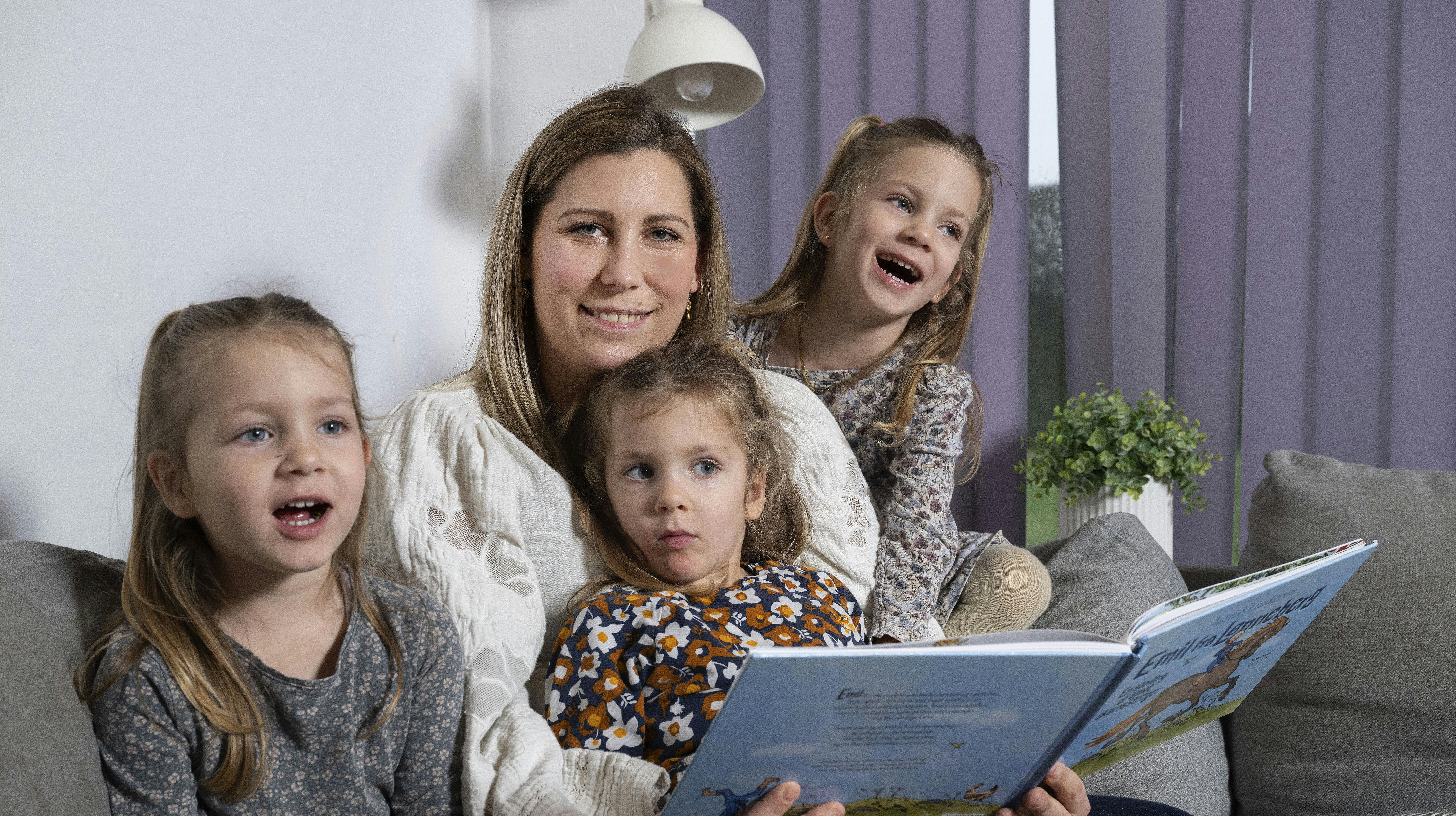 Anna fra "Tillykke, I skal have trillinger" med de tre døtre.