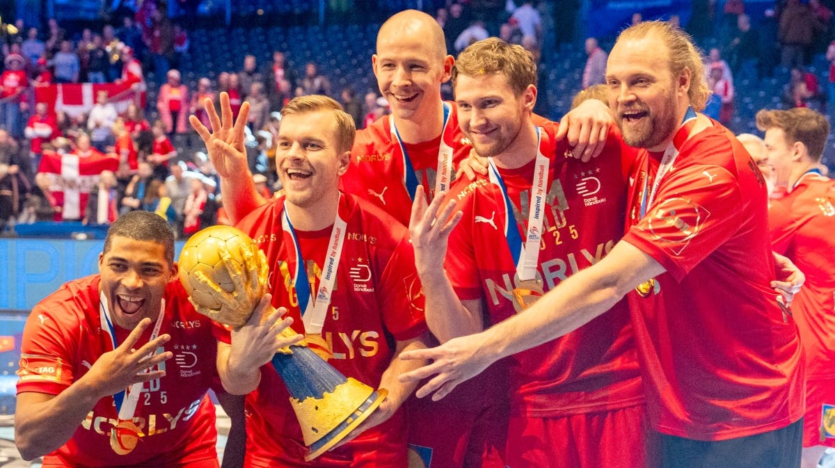 Håndboldherrerne med VM-pokalen. 