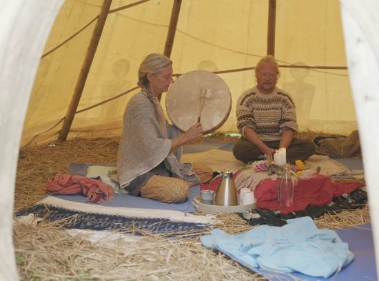 Lisa Sofia og Markus nyder freden i deres tipi i haven.