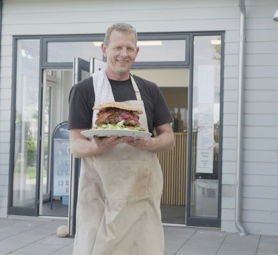 Simon Larsen med en kæmpeburger.