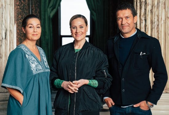 Mette Bluhme i midten med de to dommere Pil Bredahl og Kasper Kjeldgaard.