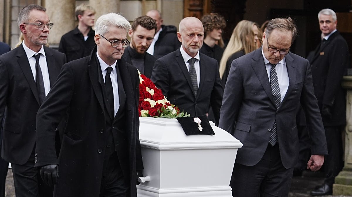 Martin Geertsen (i midten) var med til at bære Peter Christensens kiste. 