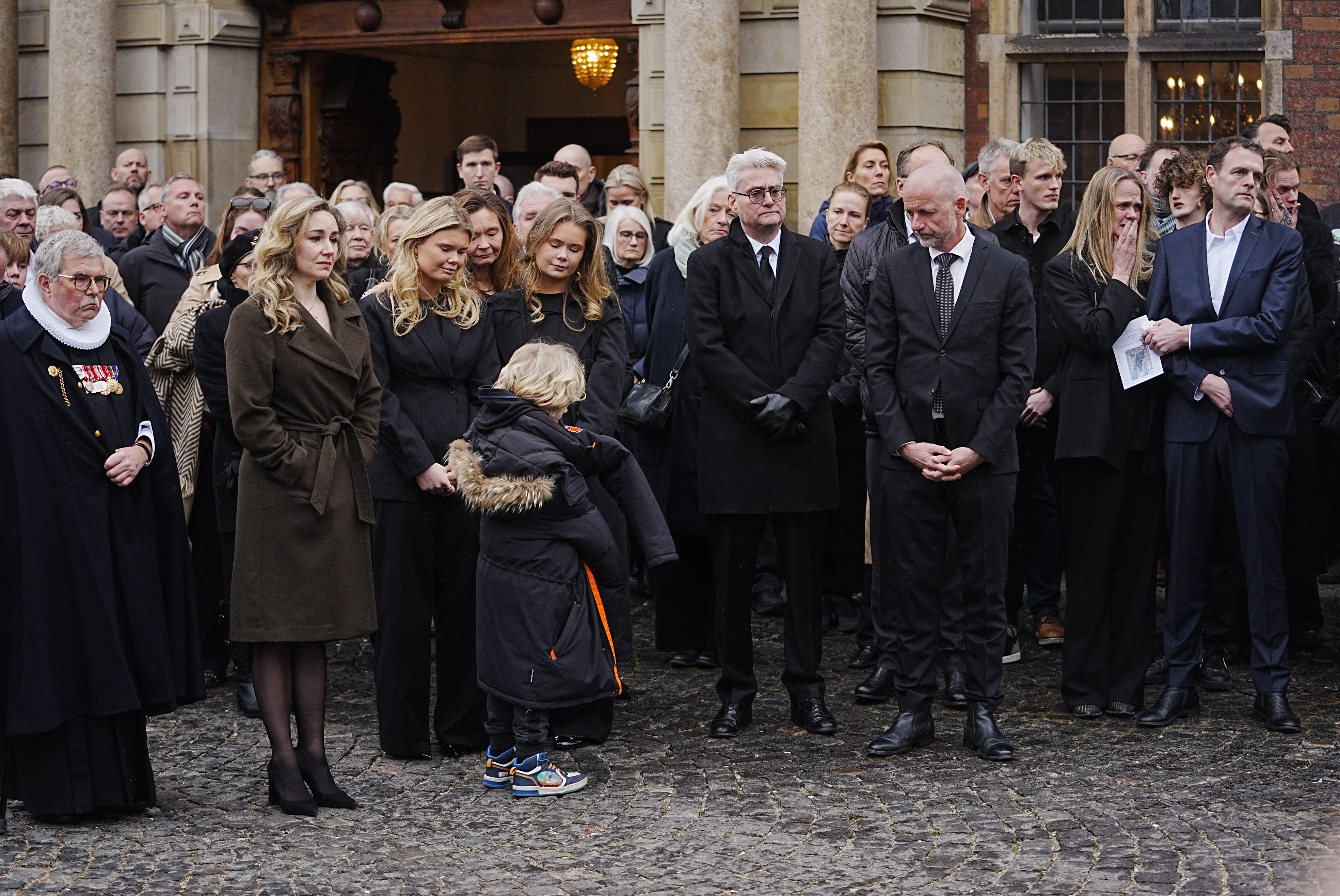 Gribende scener ved kisten til Peter Christensens begravelse