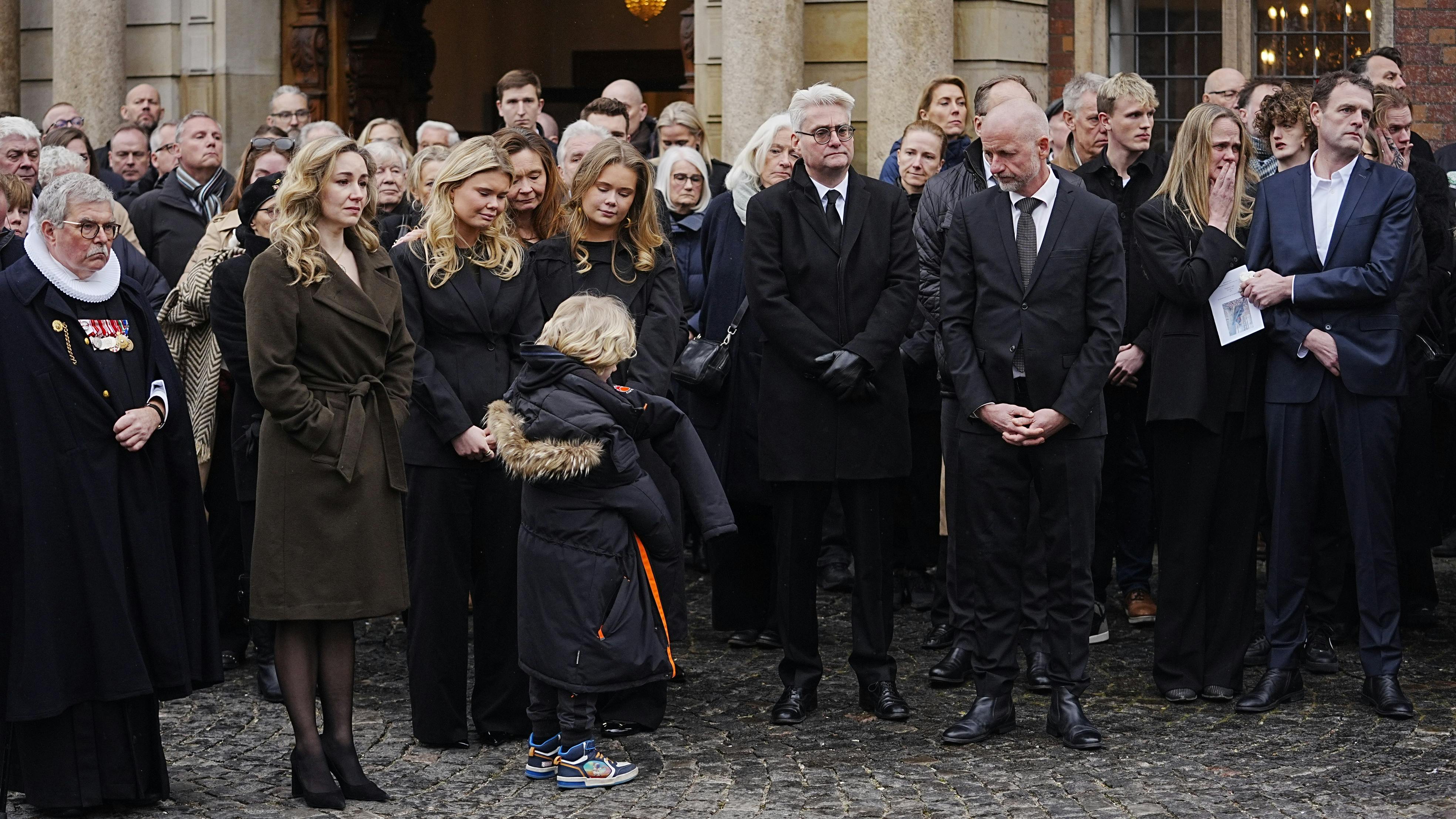Gribende scener ved kisten: Familien tog deres sidste afsked med Peter ...