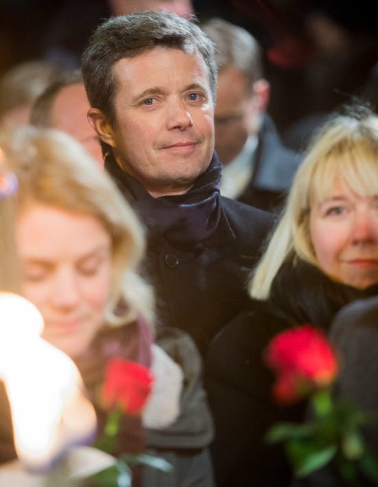 Kronprins Frederik deltager i mindehøjtideligheden.