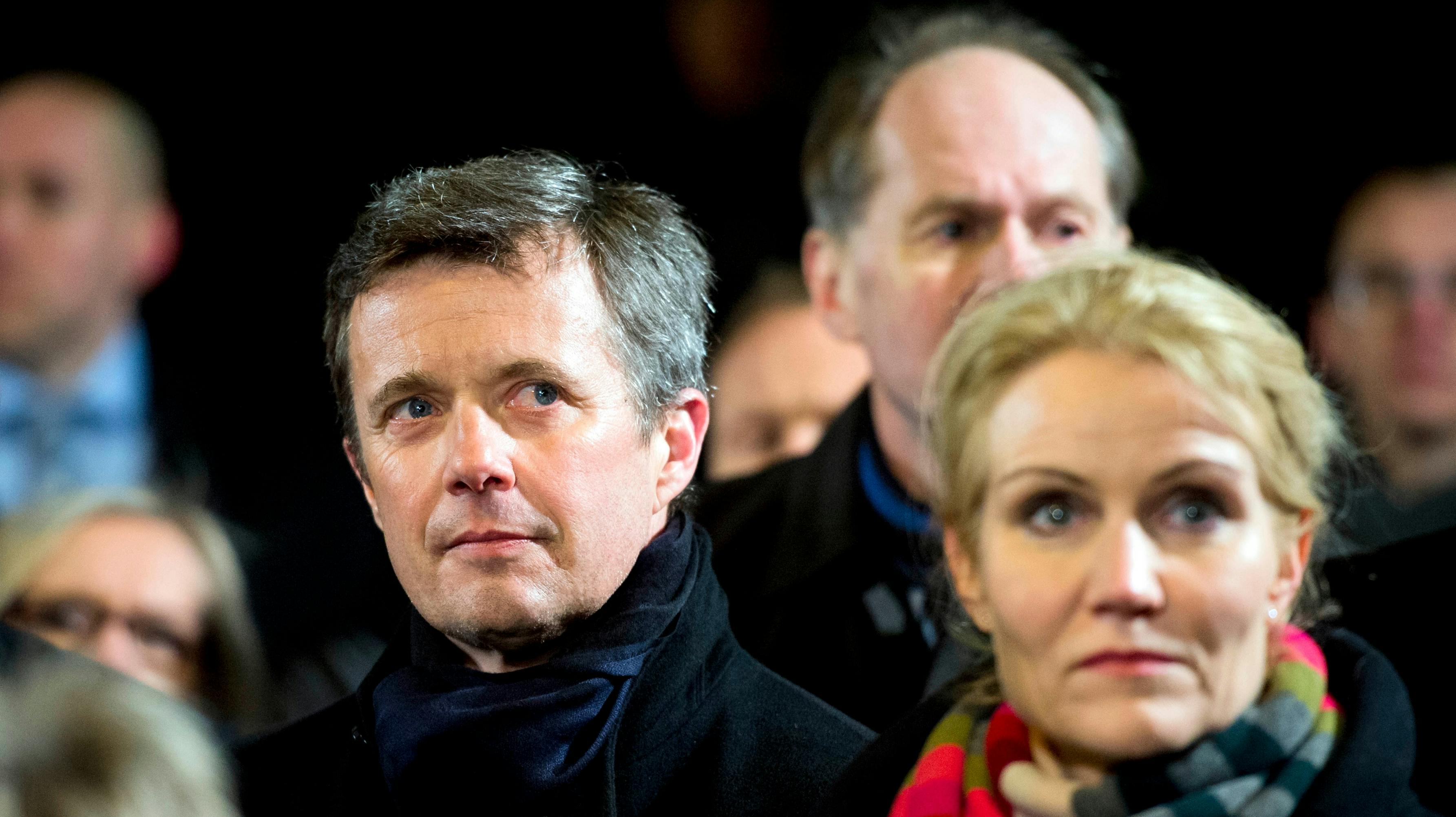 Kronprins Frederik til mindehøjtidelighed med Helle Thorning-Schmidt.