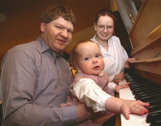Lars Ellebye og Theresia Treschow-Kühl med lille Rachel.