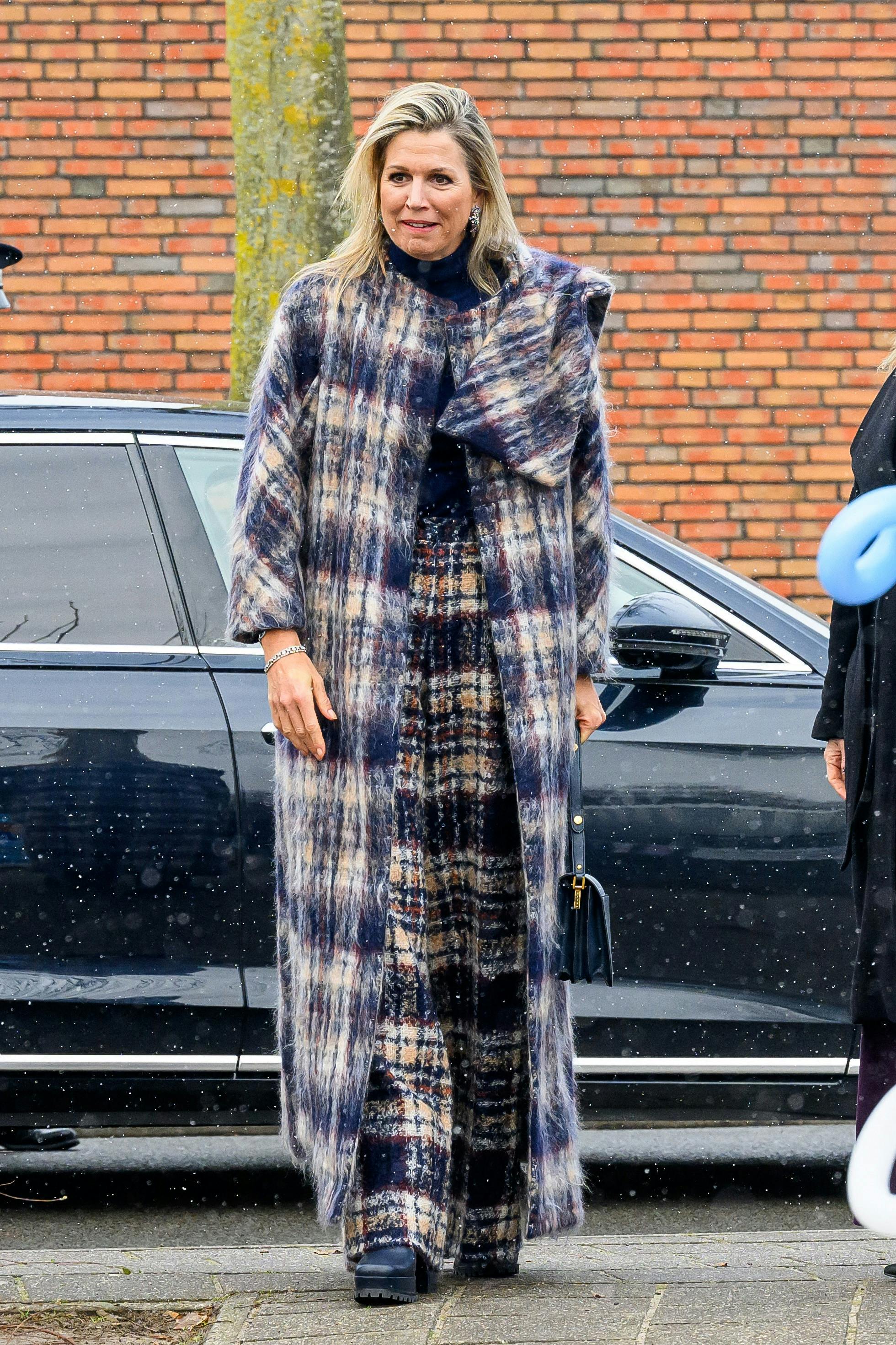 Dronning Maxima ankommer til en af skolerne i det gennemførte look.