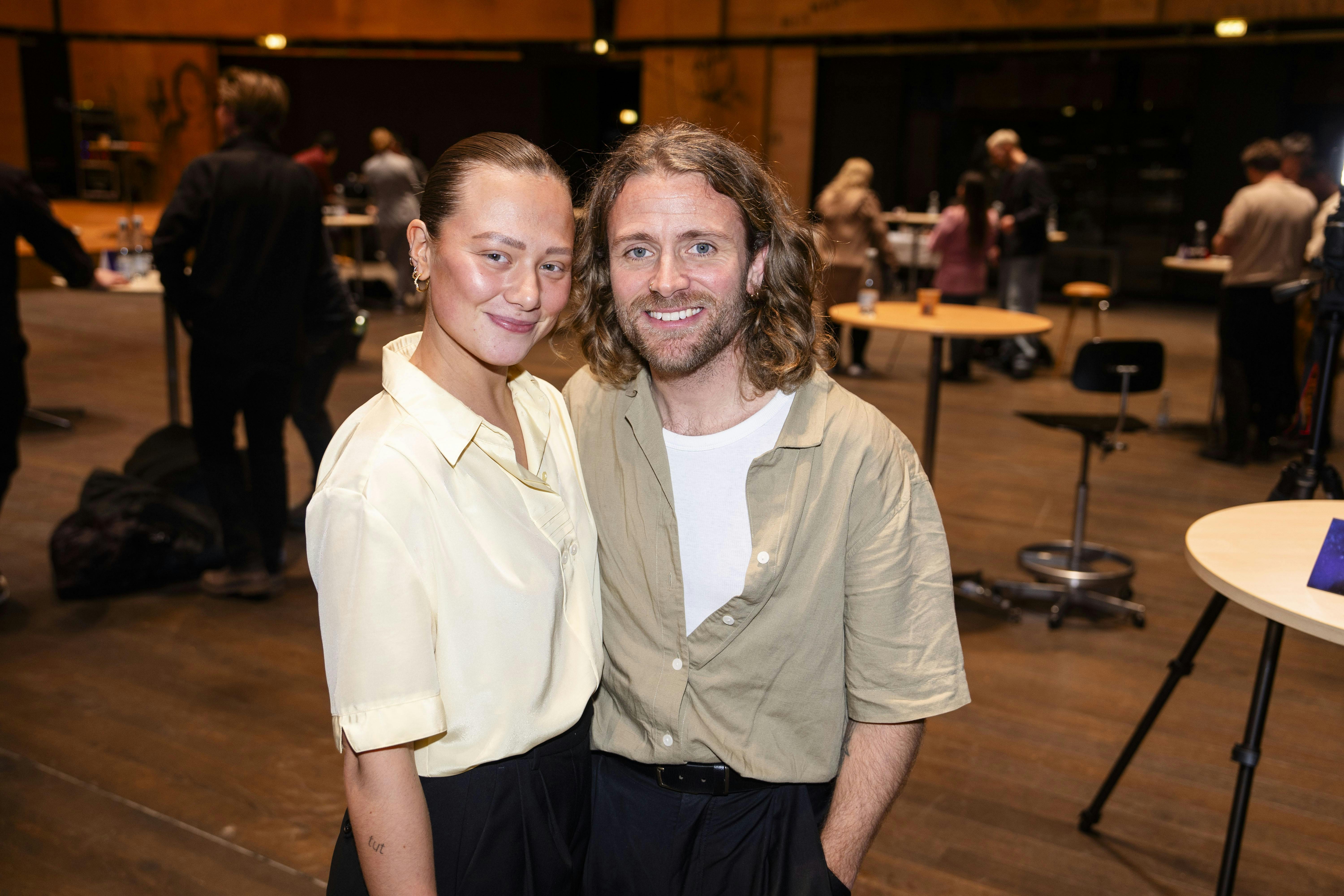 Opgave: Årets otte artister til Melodi Grand Prix præsenteres Tid og sted: Klokken 09 i DR Koncerthuset Fotos: Artisterne – portræt og helfigur og alle samlet på samme billede. Strax: Ja Video: Ja. Vi vil gerne stille alle artisterne et enkelt spørgsmål på video: ”Hvis du skulle være én tidligere mgp-sang, som du gerne ville have optrådt med, hvilken skulle det så være?” Dette laves med håndholdt mikrofon. Journalist: Laura Hansen, 617615109