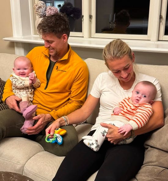 Nanna Brandt og hendes mand Frederik med Emma og Nora.