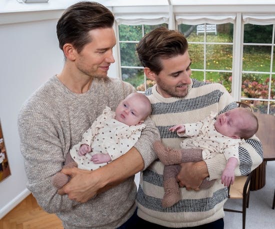 Morten Kjeldgaard og Frederik Haun med tvillingerne Nora og Emma.