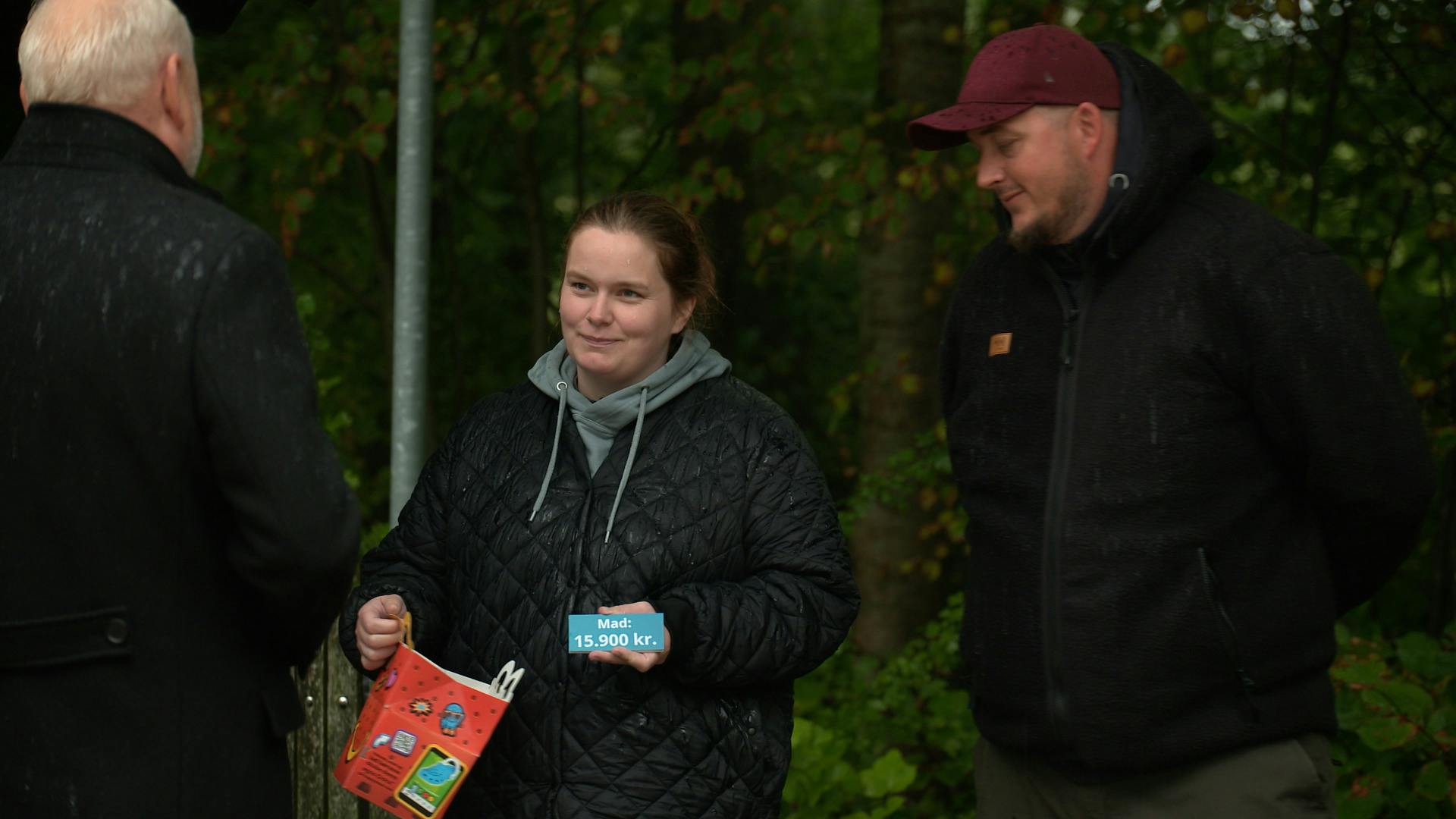 Jan Swyrtz viser Pernille og Kim, hvor meget de bruger på madposten hver måned.