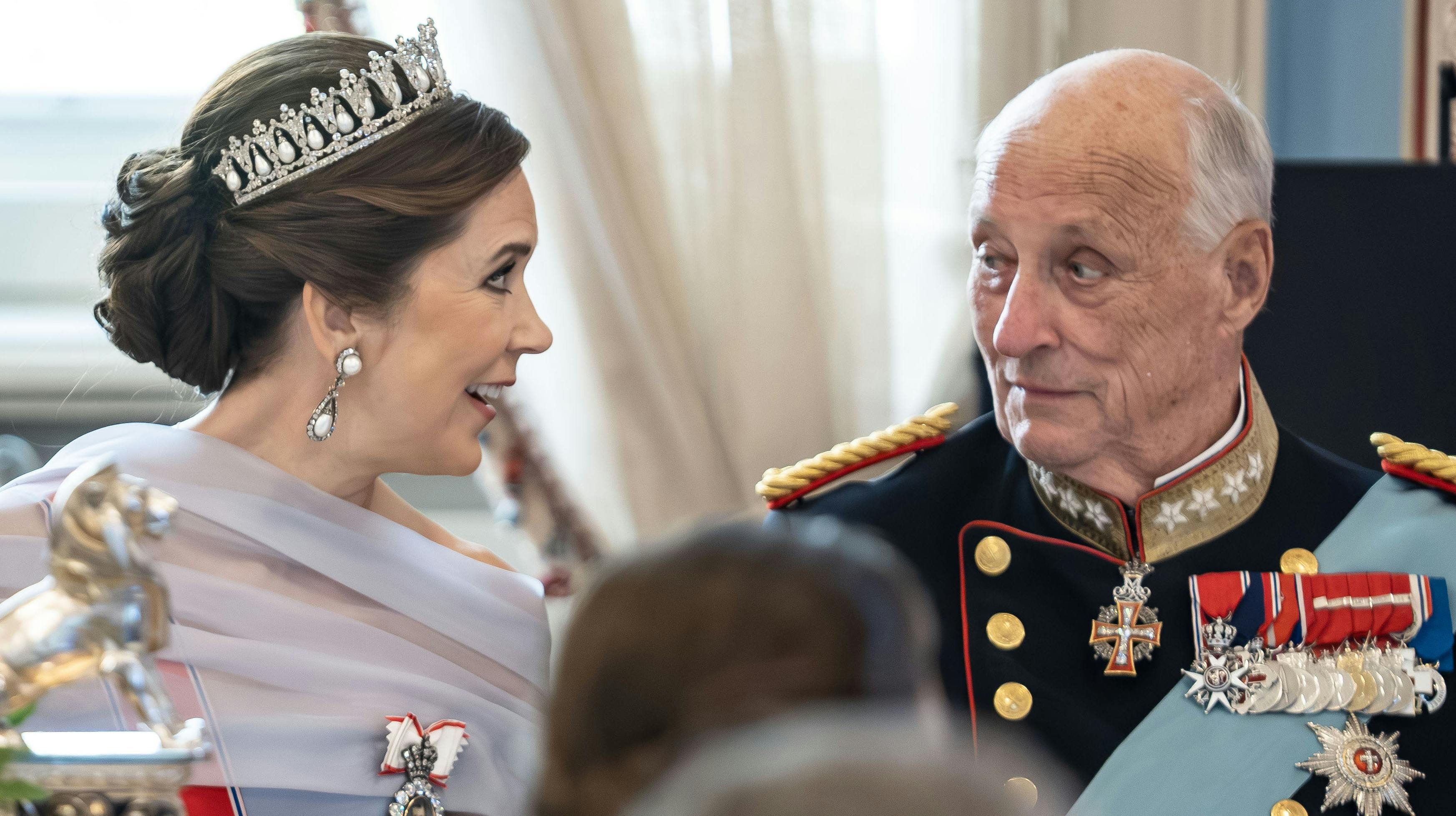 Dronning Mary og kong Harald. 