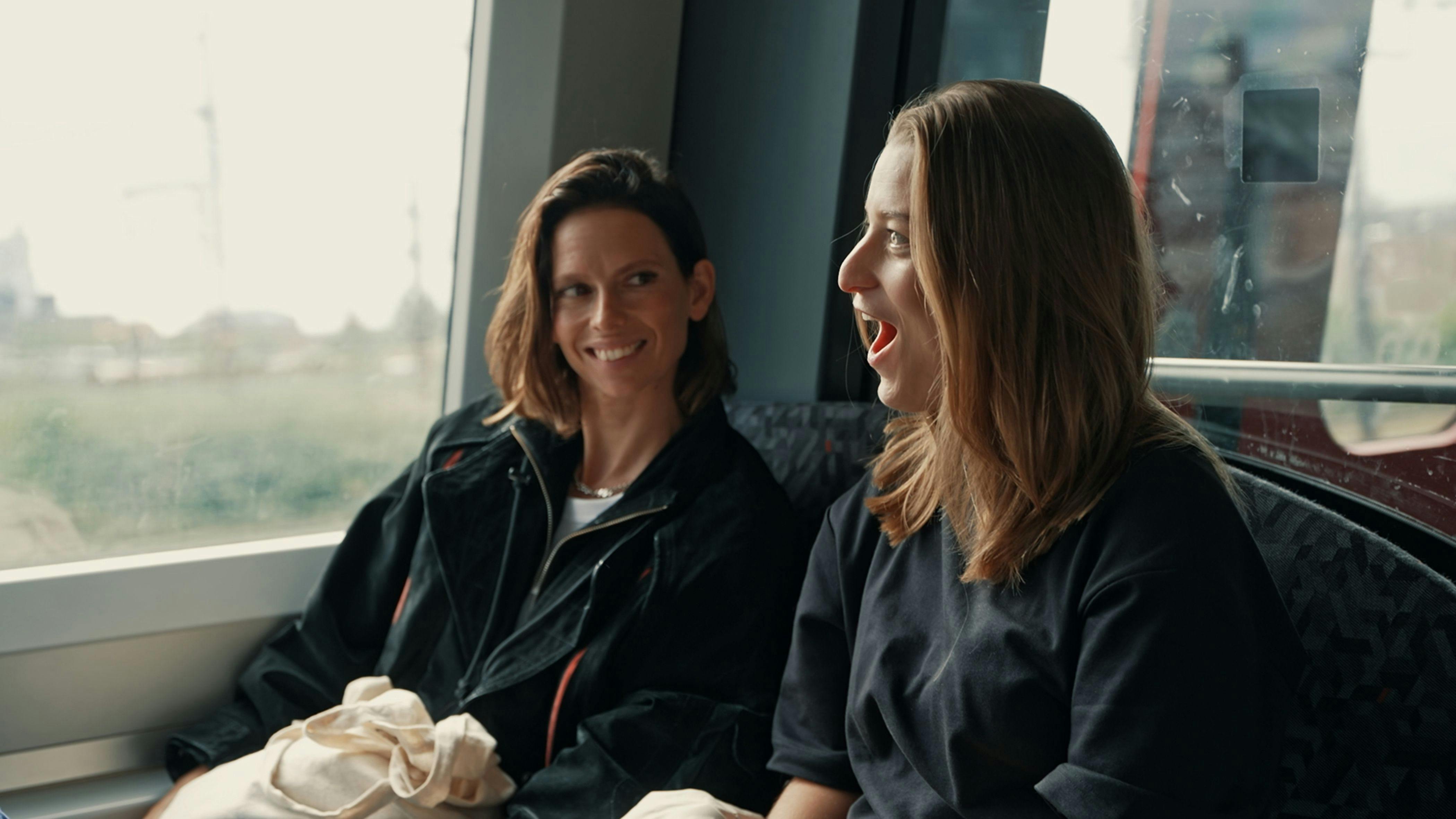 Amanda Lilholt og Saskia Hübner på vej til første opgave.