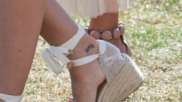 På tatoveringen ses et M, E, L og S.