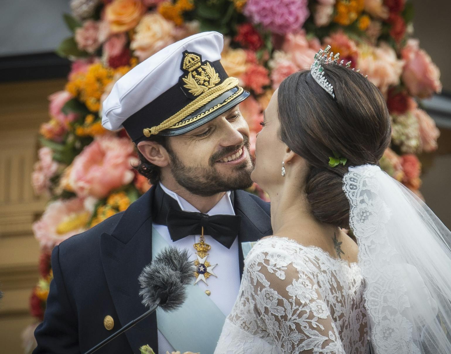 Tatoveringen sås tydeligt under brylluppet mellem prins Carl Philip og prinsesse Sofia.