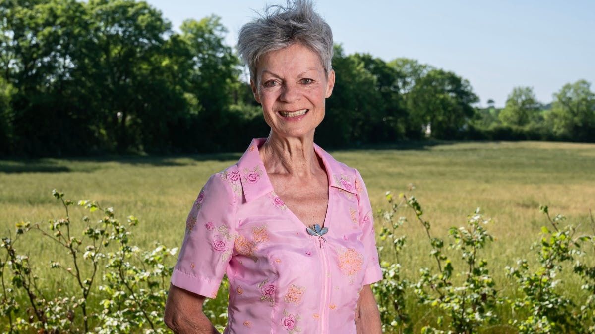 Grevinde Sussie hjemme i haven ved Det hvide palæ. 