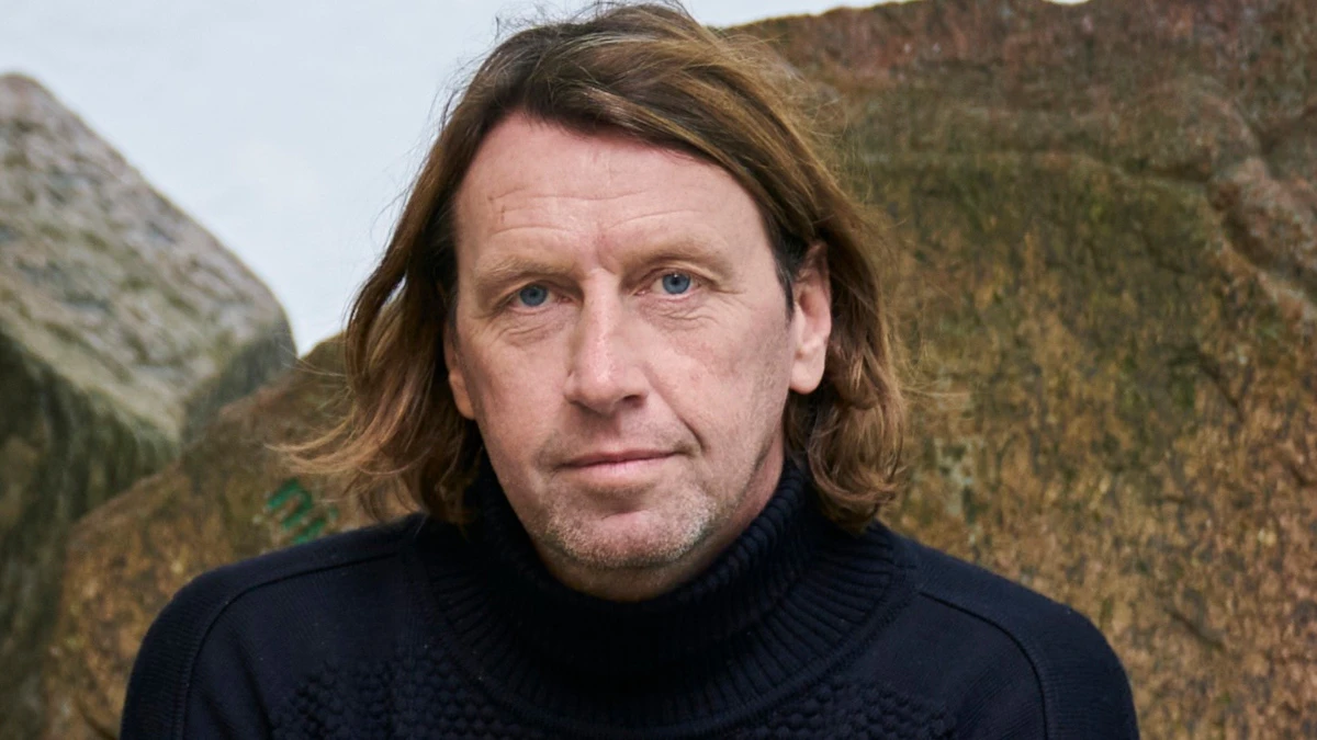 under-optagelserne-til-indefra-program-anders-agger-stod-over-for-stor