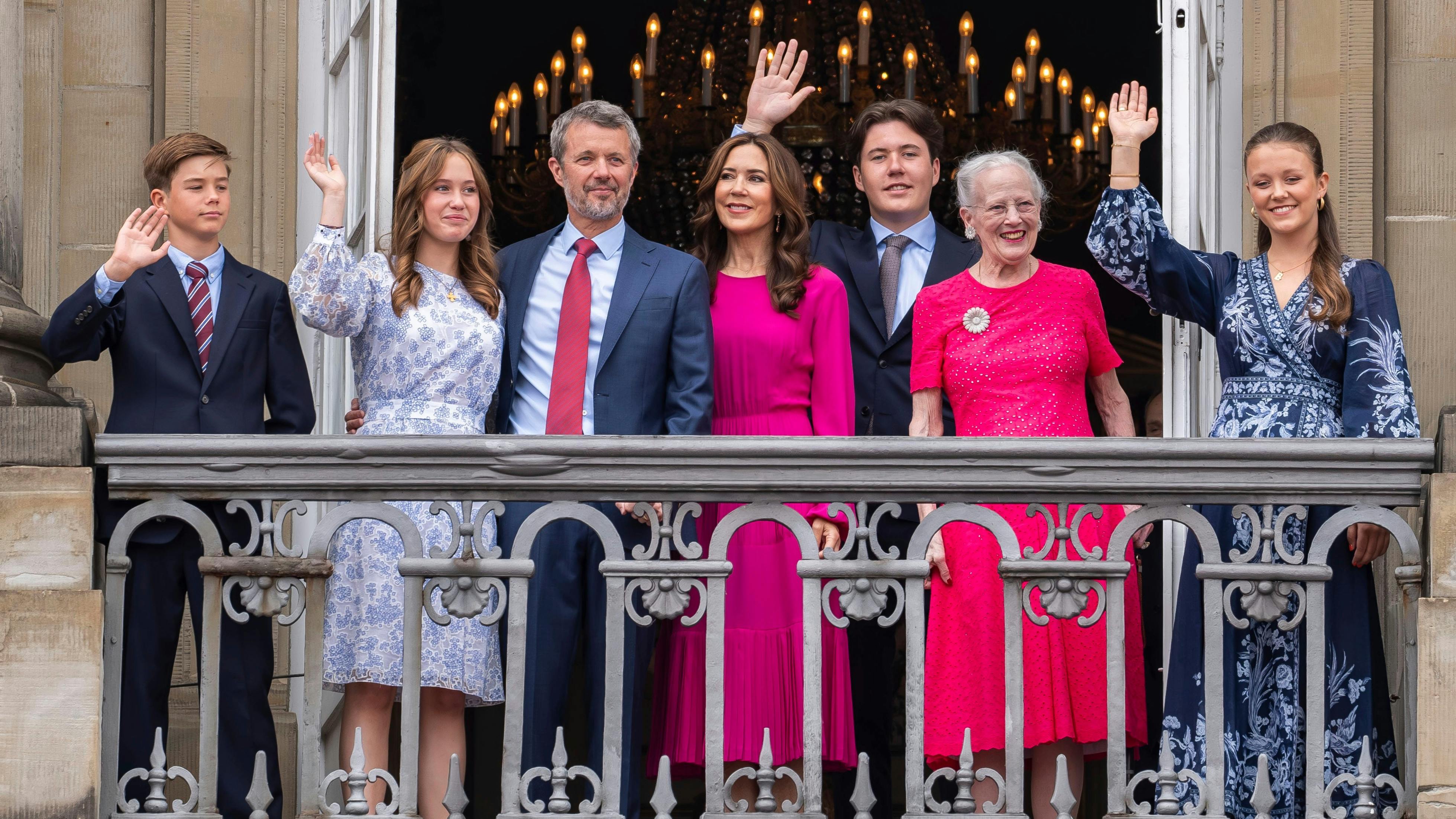 Prins Vincent, prinsesse Josephine, kong Frederik, dronning Mary, kronprins Christian, dronning Margrethe og prinsesse Isabella. 