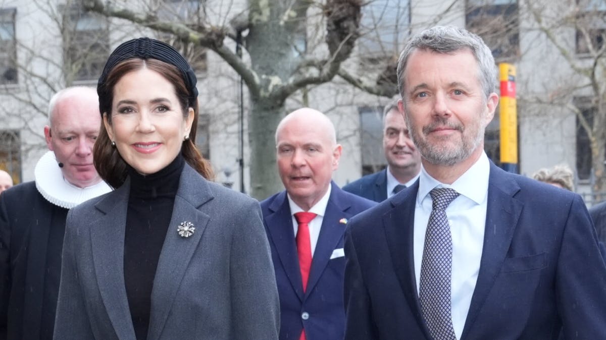 Dronning Mary og kong Frederik ankommer til gudstjeneste i anledning af årsdagen for invasionen i Ukraine.