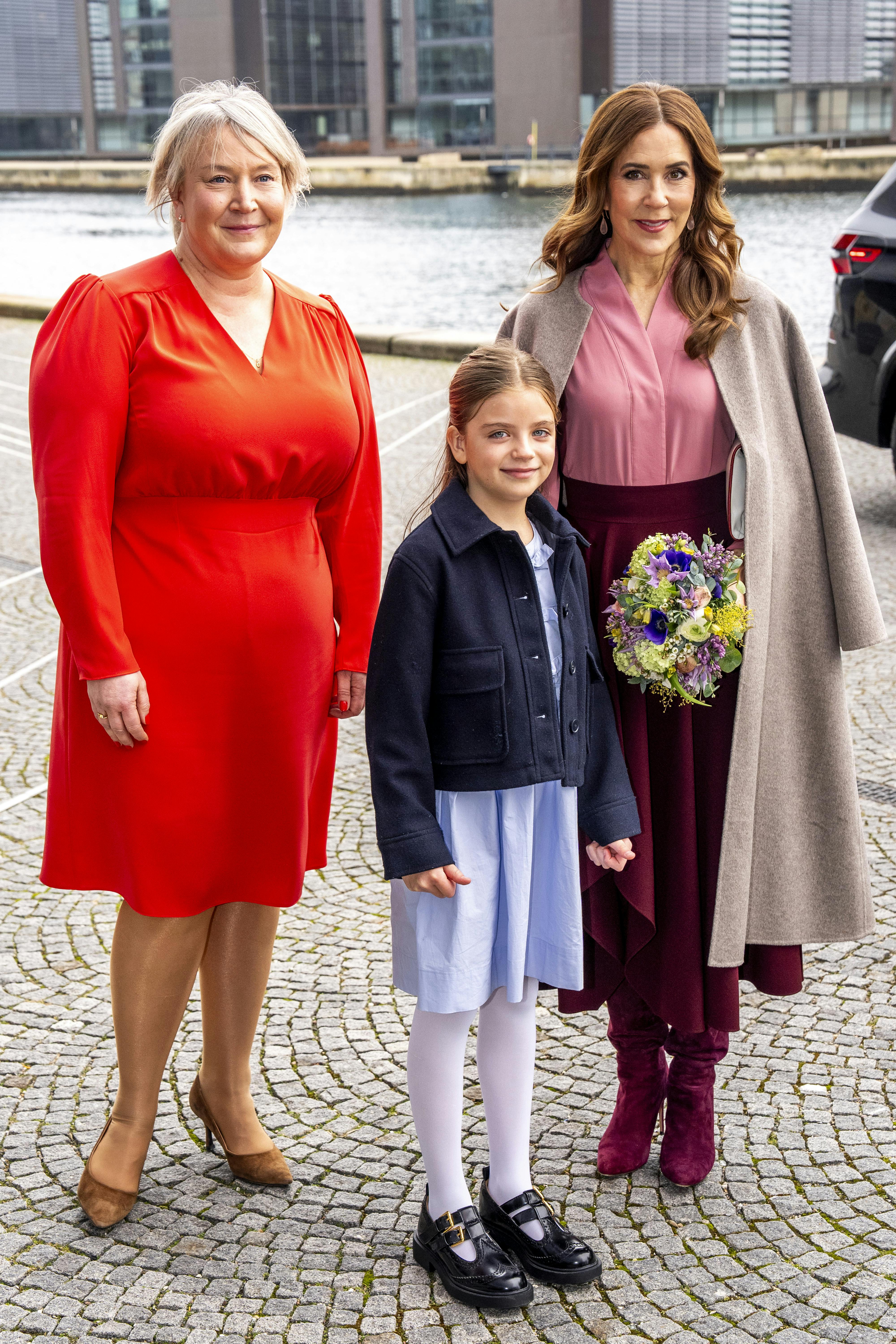 Dronning Mary og minister Christina Egelund samt blomsterpigen Noa