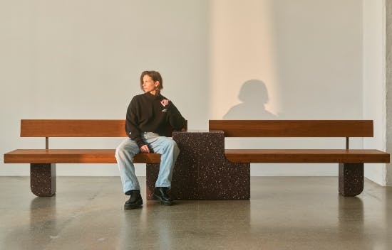 Amanda Lilholt på sin ventebænk.